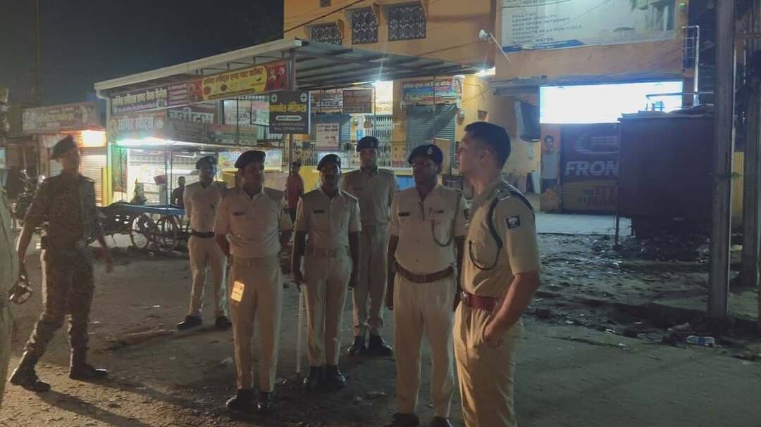 रात्रि में पुलिस अधीक्षक, भोजपुर द्वारा उदवंतनगर थाना का निरीक्षण किया गया।
निरीक्षण के दौरान ओडी एवं संतरी ड्यूटी पर तैनात पदाधिकारी एवं पुलिसकर्मियों की उपस्थिति की जांच की गई। साथ ही थाना परिसर की स्वच्छता, कार्यालय व्यवस्था, सीसीटीएनएस प्रणाली, अभिलेखों के संधारण तथा अपराध नियंत्रण से संबंधित विभिन्न तख्तियों, दस्तावेजों एवं आवश्यक अभिलेखों का गहन निरीक्षण किया गया।
थाना निरीक्षण के उपरांत जीरो माइल में रात्रि गश्ती में तैनात पदाधिकारी एवं पुलिसकर्मियों की उपस्थिति की जांच की गई। तत्पश्चात नवादा थाना क्षेत्र का सघन भ्रमण कर सुरक्षा व्यवस्था का जायजा लिया गया तथा संबंधित पदाधिकारियों को प्रभावी पुलिसिंग एवं सुरक्षा व्यवस्था सुनिश्चित करने हेतु आवश्यक दिशा-निर्देश दिए गए।
