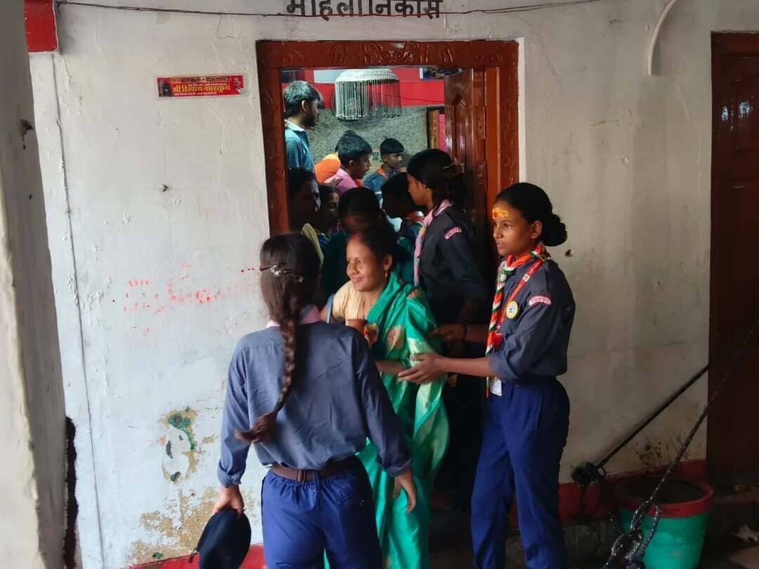 *अंतिम सोमवारी पर धनी धर्मनाथ मंदिर में भारत स्काउट एवं गाइड, सारण ने संभाला सेवा का मोर्चा*
*50 स्काउट-गाइड कैडेटों ने श्रद्धालुओं की सहायता एवं मंदिर परिसर की व्यवस्था में निभाई सक्रिय भूमिका*
==================
सारण, 24 अगस्त 2026
==================
सावन माह की अंतिम सोमवारी के अवसर पर छपरा शहर स्थित प्रसिद्ध *धनी धर्मनाथ मंदिर* में श्रद्धालुओं की सुविधा, सहायता एवं सुचारू व्यवस्था सुनिश्चित करने में *भारत स्काउट एवं गाइड, सारण* के 50 कैडेटों ने महत्वपूर्ण भूमिका निभाई। कैडेटों ने सेवा, अनुशासन एवं समर्पण की भावना के साथ मंदिर परिसर में आने वाले श्रद्धालुओं की सहायता की तथा भीड़ प्रबंधन में सक्रिय सहयोग प्रदान किया।
*अनुमंडल पदाधिकारी, छपरा सदर एवं जिला शिक्षा पदाधिकारी* , सारण के संयुक्त निर्देश के आलोक में आयोजित इस सेवा-सहायता अभियान के तहत स्काउट एवं गाइड कैडेटों को विभिन्न टोलियों में विभाजित कर अलग-अलग जिम्मेदारियां सौंपी गई थीं। कैडेटों ने श्रद्धालुओं को आवश्यक जानकारी एवं सहयोग उपलब्ध कराने के साथ-साथ मंदिर परिसर में व्यवस्था बनाए रखने में प्रशासन एवं मंदिर प्रबंधन का सहयोग किया।
सेवा अभियान का नेतृत्व *जिला संगठन आयुक्त (स्काउट) श्री अमन राज* ने किया। विभिन्न टोलियों का नेतृत्व *जिला प्रशिक्षक श्री सोनू गुप्ता, श्री आशुतोष कुमार एवं सुश्री खुशी ठाकुर* द्वारा किया गया। सभी कैडेटों ने पूरी तत्परता, विनम्रता एवं अनुशासन के साथ अपने दायित्वों का निर्वहन किया।
अंतिम सोमवारी के अवसर पर श्रद्धालुओं की भारी भीड़ के बीच स्काउट-गाइड कैडेटों की सक्रिय भागीदारी से श्रद्धालुओं को आवश्यक सहयोग मिला और मंदिर परिसर में व्यवस्थाओं को सुचारू बनाए रखने में मदद मिली। उनके सेवा कार्य की स्थानीय लोगों एवं श्रद्धालुओं ने सराहना की।
भारत स्काउट एवं गाइड, सारण द्वारा किए गए इस सेवा अभियान ने युवाओं में *सेवा भावना, अनुशासन, नेतृत्व क्षमता, सहयोग एवं सामाजिक उत्तरदायित्व* की भावना को मजबूत करने का संदेश दिया। धार्मिक एवं सार्वजनिक आयोजनों में युवाओं की इस प्रकार की सहभागिता समाज के प्रति उनकी जिम्मेदारी और सकारात्मक भूमिका को भी रेखांकित करती है।
