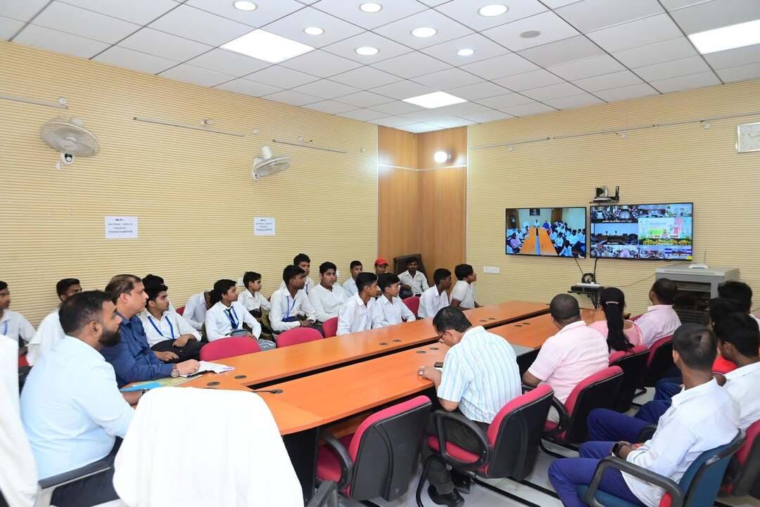 *"बिहार विद्या साथी" ऐप का माननीय मुख्यमंत्री, बिहार, श्री सम्राट चौधरी ने किया शुभारंभ*
*बिहार विद्या साथी ऐप पर 24 घंटे एक्सपर्ट शिक्षक उपलब्ध रहेंगे, विद्यार्थी करा सकेंगे अपने डाउट्स का समाधान* - जिलाधिकारी
श्री सम्राट चौधरी, माननीय मुख्यमंत्री, बिहार के द्वारा आज बिहार विद्या साथी ऐप का शुभारंभ किया गया। यह ऐप छात्रों के लिए अत्यंत ही महत्वपूर्ण साबित होगा। इस ऐप पर 24 घंटे एक्सपर्ट शिक्षक उपलब्ध रहेंगे जिनसे छात्र अपनी समस्या या प्रश्नों का समाधान करा सकेंगे।
पटना में आयोजित कार्यक्रम में माननीय मुख्यमंत्री के द्वारा इस ऐप का शुभारंभ किया गया जिसका लाइव टेलीकास्ट पूरे बिहार में कराया गया। पूर्वी चंपारण जिला में इसके लिए समाहरणालय मोतिहारी के एनआईसी में व्यवस्था कराई गई थी साथ ही साथ जिला के सभी 33 मॉडल स्कूल में इसके लिए व्यवस्थाएं कराई गई थी।
एनआईसी मोतीहारी में जिलाधिकारी श्री सौरभ सुमन यादव के साथ जिला शिक्षा पदाधिकारी श्री राजन गिरी एवं सरस्वती विद्या निकेतन (मॉडल स्कूल) के लिए चयनित जिला स्कूल मोतिहारी के 09 वीं और 10 वीं वर्ग के छात्र उपस्थित थे।
वीडियो कॉन्फ्रेंसिंग में बताया गया कि विद्या साथी ऐप के माध्यम से बिहार के 700 से अधिक मॉडल स्कूल के लगभग 3 लाख से अधिक बच्चे लाभान्वित होंगे। मॉडल स्कूल के नौवीं, दसवीं, ग्यारहवीं और 12वीं क्लास के बच्चे इस ऐप के माध्यम से अपना शंका समाधान, विषय अध्ययन अथवा समस्या निराकरण के लिए विद्यालय के लॉगिंग पर लॉगिंग करने पर एक ओटीपी आएगा उसके पश्चात छात्र सीधे संबंधित शिक्षक से जुड़ेंगे और अपने प्रश्नों को रखेंगे। छात्रों के प्रश्नों का सही हाल शिक्षक के द्वारा बताया जाएगा। यह व्यवस्था 24 घंटे संचालित होगी।
इस अवसर पर जिलाधिकारी ने कहा कि पूर्वी चंपारण जिला में 33 सरस्वती विद्या निकेतन (मॉडल स्कूल) संचालित हो रहे हैं। बीएसईबी पटना द्वारा विकसित मोबाइल ऐप VidyaSathi के माध्यम से 24* 7 विद्यार्थी, शिक्षकों से अध्ययन कर सकते हैं और अपनी समस्या / प्रश्नों का हाल प्राप्त कर सकते हैं। इस ऐप के माध्यम से नवी एवं दसवीं क्लास के बच्चे सभी विषय एवं 11वीं तथा 12वीं क्लास के बच्चे विज्ञान विषय के प्रश्नों को हल करा सकते हैं। इस ऐप के आ जाने से विद्यार्थियों को विभिन्न तरह के प्रतियोगिता परीक्षाओं की तैयारी में काफी सहूलियत होगी और उन्हें योग्य शिक्षकों का मार्गदर्शन प्राप्त होगा। शिक्षक ऑनलाइन माध्यम से ही बच्चों से इंटरेक्ट करेंगे। विद्यार्थियों के लिए यह सुनहरा अवसर है। विद्यार्थी इसका पूरा-पूरा लाभ उठाएं। जिलाधिकारी के द्वारा इस अवसर पर मॉडल स्कूल में पढ़ने वाले सभी बच्चों को शुभकामना दी गई एवं उनके उज्जवल भविष्य की कामना की गई। उन्होंने बताया कि अभी यह व्यवस्था मॉडल स्कूल के बच्चों के लिए प्रारंभ किया जा रहा है जिसका धीरे-धीरे विस्तार किया जाएगा।
Information & Public Relations Department, Government of Bihar Bihar Education Department