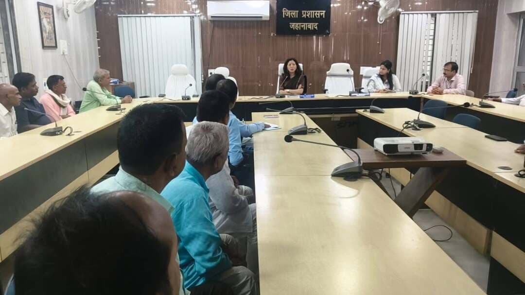 पेपरलेस निबंधन व्यवस्था को लेकर डीड राइटरों को मिलेगा प्रशिक्षण
जहानाबाद। पेपरलेस निबंधन व्यवस्था के सुचारू क्रियान्वयन को लेकर सोमवार को समाहरणालय स्थित सभाकक्ष में जिला पदाधिकारी छिरिङ वाई भूटिया की अध्यक्षता में जिले के सभी डीड राइटरों के साथ बैठक हुई। बैठक में डीड राइटरों ने नई व्यवस्था को लेकर अपने अनुभव और सुझाव साझा किए। उन्होंने बताया कि आम लोगों में नई निबंधन प्रक्रिया की पर्याप्त जानकारी नहीं होने से कई बार निबंधन कार्य प्रभावित हो रहा है।
जिला पदाधिकारी ने डीड राइटरों को हरसंभव सहयोग का भरोसा देते हुए संबंधित अधिकारियों को आवश्यक प्रशिक्षण की व्यवस्था करने का निर्देश दिया। उन्होंने प्रखंड स्तर पर जागरूकता शिविर आयोजित कर आम लोगों को पेपरलेस निबंधन की प्रक्रिया की जानकारी देने को कहा।
OTP को लेकर दूर की भ्रांतियां
बैठक में जिला पदाधिकारी ने OTP को लेकर लोगों में बनी भ्रांतियों को दूर किया। उन्होंने बताया कि जमीन की खरीद-बिक्री के दौरान संबंधित व्यक्ति के आधार से जुड़े मोबाइल नंबर पर दस्तावेज और निबंधन से संबंधित विवरण के साथ OTP आएगा। OTP साझा करने से पहले मोबाइल पर प्राप्त विवरण को अच्छी तरह पढ़कर उसकी पुष्टि करना जरूरी है। उन्होंने कहा कि यह प्रक्रिया सरल, सुरक्षित और पारदर्शी है।
उन्होंने स्पष्ट किया कि पेपरलेस का मतलब यह नहीं है कि निबंधन कराने वाले व्यक्ति को कागजी दस्तावेज नहीं मिलेगा। पेपरलेस व्यवस्था मुख्य रूप से सरकारी अभिलेख और विभागीय प्रक्रिया के डिजिटलीकरण से संबंधित है। निबंधन पूरा होने के बाद संबंधित व्यक्ति को दस्तावेज की प्रति पूर्ववत मिलती रहेगी।
18 जुलाई से लागू हुई नई व्यवस्था
बताया गया कि बिहार सरकार की ओर से दस्तावेज निबंधन की नई डिजिटल व्यवस्था जिले में 18 जुलाई से लागू की गई है। इसके तहत निबंधन की प्रक्रिया को ऑनलाइन, पारदर्शी और सुरक्षित बनाया गया है। निबंधन पूरा होने के बाद दस्तावेज की सॉफ्ट कॉपी भी संबंधित व्यक्ति के मोबाइल पर उपलब्ध कराई जाती है। इससे दस्तावेज के गुम होने, फटने या अन्य कारणों से खराब होने की समस्या से राहत मिलेगी और डिजिटल अभिलेख लंबे समय तक सुरक्षित रहेगा।
जिला पदाधिकारी ने सभी डीड राइटरों से नई व्यवस्था का विधिवत प्रशिक्षण लेने और डिजिटल प्रक्रिया की पूरी जानकारी रखने की अपील की, ताकि निबंधन कराने आने वाले लोगों को सही मार्गदर्शन मिल सके। कंप्यूटर संचालन में कठिनाई महसूस करने वाले डीड राइटरों को जरूरत के अनुसार कंप्यूटर ऑपरेटर की सेवा लेने तथा ऑपरेटरों को भी आवश्यक प्रशिक्षण दिलाने का सुझाव दिया गया। बैठक में जिला अवर निबंधक पदाधिकारी सहित अन्य अधिकारी उपस्थित थे।