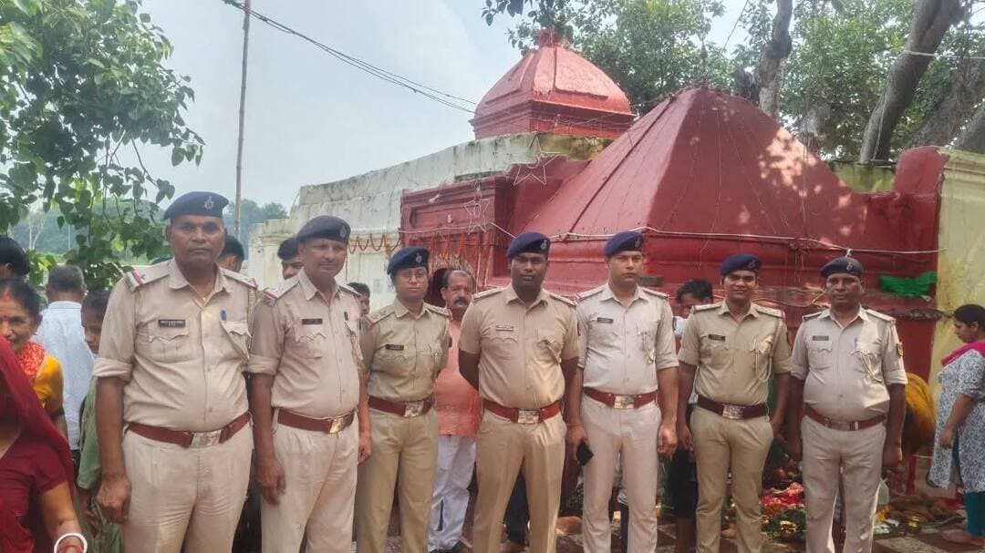 श्रावण की चौथी सोमवारी पर अरवल में कड़ी सुरक्षा व्यवस्था
अरवल,श्रावण मास की चौथी सोमवारी के अवसर पर श्रद्धालुओं की सुरक्षा और विधि-व्यवस्था बनाए रखने के लिए अरवल जिले में विशेष सुरक्षा व्यवस्था की गई। पुलिस अधीक्षक के निर्देशन में मंदिरों सहित प्रमुख चौक-चौराहों और संवेदनशील स्थानों पर पर्याप्त संख्या में पुलिस पदाधिकारियों एवं जवानों की तैनाती की गई।
जलाभिषेक के लिए विभिन्न मंदिरों में पहुंचने वाले श्रद्धालुओं की सुरक्षा को लेकर पुलिस पूरी तरह मुस्तैद रही। भीड़ नियंत्रण, यातायात व्यवस्था सुचारु रखने तथा असामाजिक तत्वों पर निगरानी के लिए लगातार गश्ती और निगरानी की गई।
पुलिस प्रशासन की ओर से श्रद्धालुओं से शांतिपूर्ण एवं व्यवस्थित तरीके से पूजा-अर्चना करने की अपील की गई। सुरक्षा व्यवस्था को लेकर पुलिस बल को लगातार सतर्क रहने का निर्देश दिया गया।