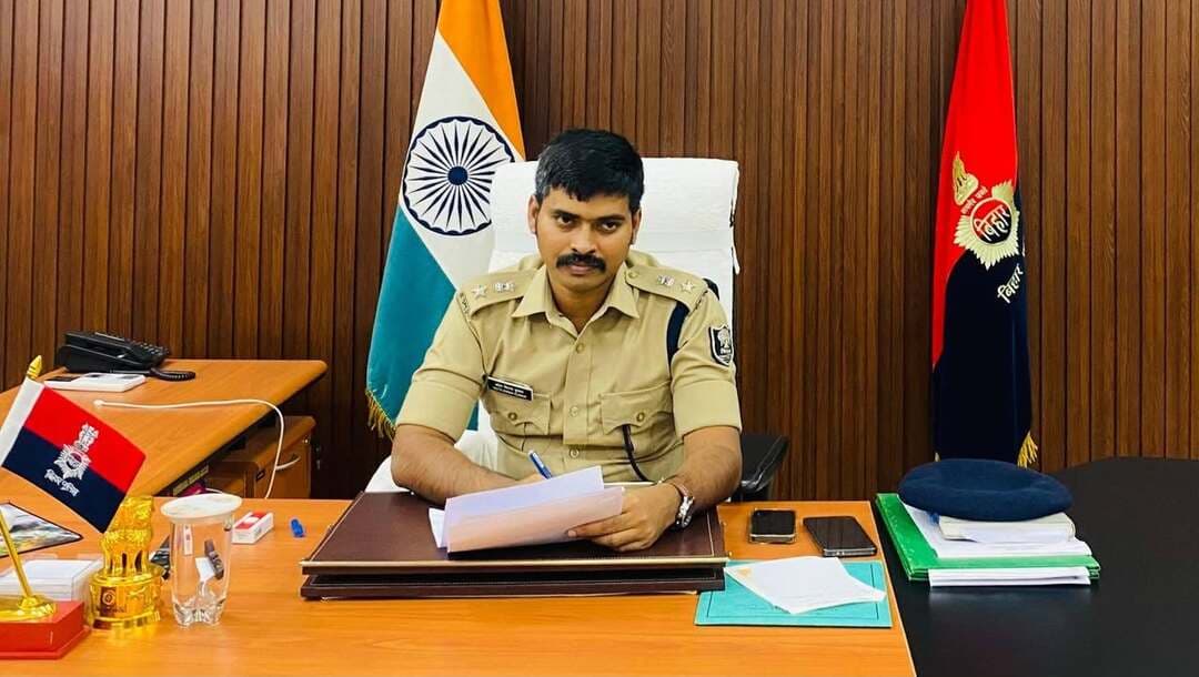 जनता दरबार में एसपी ने सुनीं आमजनों की शिकायतें, त्वरित समाधान के दिए निर्देश
जहानाबाद। पुलिस अधीक्षक, जहानाबाद द्वारा जनता दरबार का आयोजन कर आमजनों की समस्याएं सुनी गईं। जिले के विभिन्न क्षेत्रों से पहुंचे लोगों ने अपनी-अपनी समस्याओं से पुलिस अधीक्षक को अवगत कराया।
पुलिस अधीक्षक ने सभी फरियादियों की शिकायतों को गंभीरता और ध्यानपूर्वक सुना। उन्होंने संबंधित मामलों की जानकारी लेते हुए समस्याओं के त्वरित एवं नियमानुसार समाधान के लिए संबंधित पदाधिकारियों को आवश्यक निर्देश दिए।
जनता दरबार के दौरान पुलिस अधीक्षक ने अधिकारियों को आम लोगों की शिकायतों पर संवेदनशीलता के साथ कार्रवाई सुनिश्चित करने तथा मामलों के निष्पादन में अनावश्यक विलंब नहीं करने का निर्देश दिया।