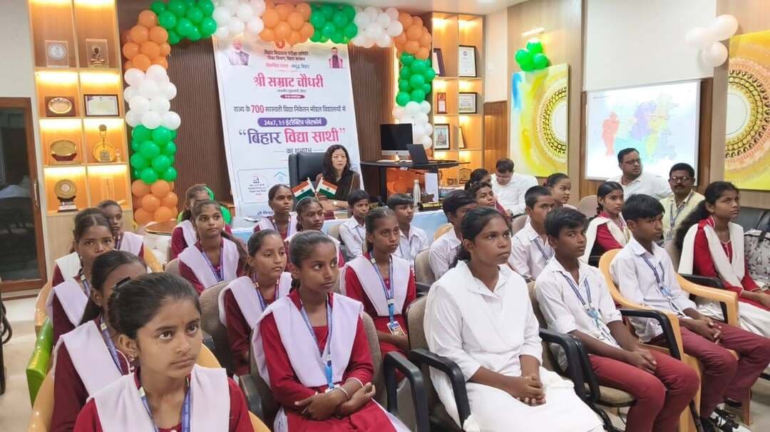 बिहार विद्या साथी का शुभारंभ, मॉडल स्कूलों के विद्यार्थियों को मिलेगा 24×7 शैक्षणिक मार्गदर्शन
जहानाबाद। राज्य के सरकारी विद्यालयों के विद्यार्थियों को गुणवत्तापूर्ण एवं आधुनिक शिक्षा उपलब्ध कराने के उद्देश्य से शिक्षा विभाग एवं बिहार विद्यालय परीक्षा समिति के संयुक्त तत्वावधान में विकसित 24×7 इंटरैक्टिव डिजिटल प्लेटफॉर्म ‘बिहार विद्या साथी’ का सोमवार को मुख्यमंत्री ने राज्यव्यापी वर्चुअल शुभारंभ किया। पटना के संकल्प सभागार से आयोजित कार्यक्रम का वीडियो कॉन्फ्रेंसिंग के माध्यम से जहानाबाद समाहरणालय में भी प्रसारण किया गया।
समाहरणालय में जिला पदाधिकारी श्रीमती छिरिङ वाई भूटिया, जिला शिक्षा पदाधिकारी सुरेंद्र कुमार एवं जिला कार्यक्रम पदाधिकारी (माध्यमिक शिक्षा) रमेश कुमार पाल उपस्थित रहे। इस अवसर पर केसरबाग खैरा मॉडल स्कूल के विद्यार्थियों ने भी कार्यक्रम में सहभागिता की और अधिकारियों के साथ प्लेटफॉर्म की विशेषताओं एवं उपयोग की प्रक्रिया की जानकारी ली।
मुख्यमंत्री ने बताया कि राज्य के चयनित मॉडल विद्यालयों में कक्षा नौवीं से 12वीं तक अध्ययनरत विद्यार्थियों को ‘बिहार विद्या साथी’ के माध्यम से 24×7 निःशुल्क लाइव शिक्षकों का मार्गदर्शन मिलेगा। विद्यार्थी अपनी आवश्यकता एवं पसंद के अनुसार शिक्षक से जुड़कर पढ़ाई कर सकेंगे तथा विषय से संबंधित समस्याओं और शंकाओं का त्वरित समाधान प्राप्त कर सकेंगे। प्लेटफॉर्म पर असीमित अध्ययन की सुविधा के साथ आर्टिफिशियल इंटेलिजेंस (AI) आधारित टूल्स के माध्यम से विभिन्न विषयों की अवधारणाओं को सरल एवं प्रभावी ढंग से समझने की सुविधा भी उपलब्ध होगी।
वीडियो कॉन्फ्रेंसिंग के बाद जिला पदाधिकारी ने विद्यार्थियों को ‘बिहार विद्या साथी’ का नियमित एवं अधिकतम उपयोग करने के लिए प्रेरित किया। उन्होंने कहा कि विद्यार्थियों की आवश्यकता के अनुरूप व्यक्तिगत एवं गुणवत्तापूर्ण शैक्षणिक मार्गदर्शन उपलब्ध कराने की दिशा में यह महत्वपूर्ण पहल है। उन्होंने शिक्षा विभाग के पदाधिकारियों को सभी चयनित मॉडल विद्यालयों में विद्यार्थियों को प्लेटफॉर्म की कार्यप्रणाली, उपलब्ध सुविधाओं और उपयोग की प्रक्रिया की समुचित जानकारी देने का निर्देश दिया।
जिले के सभी 10 चयनित मॉडल विद्यालयों में कक्षा नौवीं से 12वीं तक अध्ययनरत विद्यार्थियों को इस सुविधा का लाभ मिलेगा। इससे ग्रामीण क्षेत्र के विद्यार्थियों को भी व्यक्तिगत शैक्षणिक मार्गदर्शन प्राप्त होगा और बोर्ड परीक्षाओं के साथ-साथ नीट, जेईई सहित विभिन्न प्रतियोगी परीक्षाओं की तैयारी में सहायता मिलेगी।
जिला पदाधिकारी ने संबंधित पदाधिकारियों को चयनित मॉडल विद्यालयों में ‘बिहार विद्या साथी’ का प्रभावी क्रियान्वयन सुनिश्चित करने तथा विद्यार्थियों की अधिकतम सहभागिता कराने का निर्देश दिया।