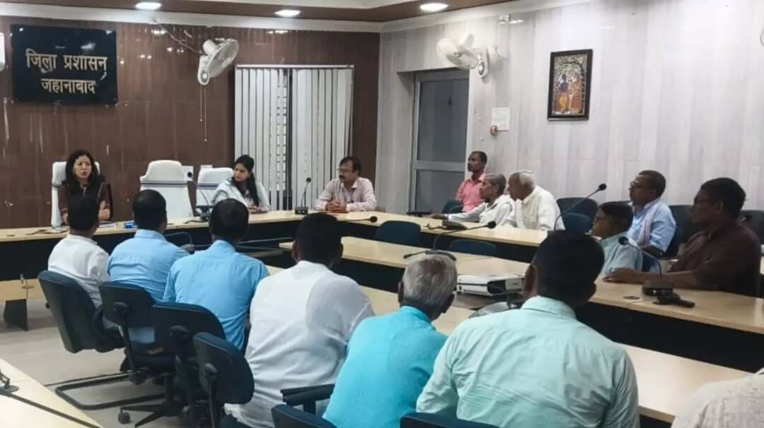 🏛️ पेपरलेस निबंधन व्यवस्था को लेकर डीड राइटरों के साथ जिला पदाधिकारी की बैठक
जिला पदाधिकारी, जहानाबाद श्रीमती छिरिङ वाई भूटिया की अध्यक्षता में जिले के सभी डीड राइटरों के साथ पेपरलेस निबंधन व्यवस्था के सफल क्रियान्वयन को लेकर बैठक आयोजित की गई।
बैठक में जिला पदाधिकारी ने स्पष्ट किया कि “पेपरलेस” का अर्थ यह नहीं है कि आमजन को कागज़ी दस्तावेज़ नहीं मिलेगा। पेपरलेस व्यवस्था सरकारी अभिलेख एवं विभागीय प्रक्रिया के डिजिटलीकरण के लिए है। निबंधन के बाद दस्तावेज़ की प्रति पूर्ववत मिलती रहेगी और सॉफ्ट कॉपी मोबाइल पर भी उपलब्ध होगी।
📌 नई व्यवस्था की प्रमुख बातें—
• निबंधन प्रक्रिया ऑनलाइन, पारदर्शी एवं सुरक्षित
• आधार से पंजीकृत मोबाइल नंबर पर विवरण सहित OTP
• OTP साझा करने से पहले विवरण ध्यानपूर्वक पढ़ने की अपील
• दस्तावेज़ की सॉफ्ट कॉपी मोबाइल पर उपलब्ध
• दस्तावेज़ के गुम होने, फटने या क्षतिग्रस्त होने की चिंता से राहत
• डीड राइटरों के प्रशिक्षण एवं प्रखंड स्तर पर जागरूकता शिविर आयोजित करने के निर्देश
जिला प्रशासन आमजन को नई पेपरलेस निबंधन व्यवस्था के प्रति जागरूक करने एवं आवश्यक सहयोग उपलब्ध कराने के लिए प्रतिबद्ध है।
#PaperlessRegistration_DigitalBihar #Jehanabad #DistrictAdministrationJehanabad #TransparentGovernance
#विकसितभारत_समृद्ध बिहार_आदर्शजहानाबाद
