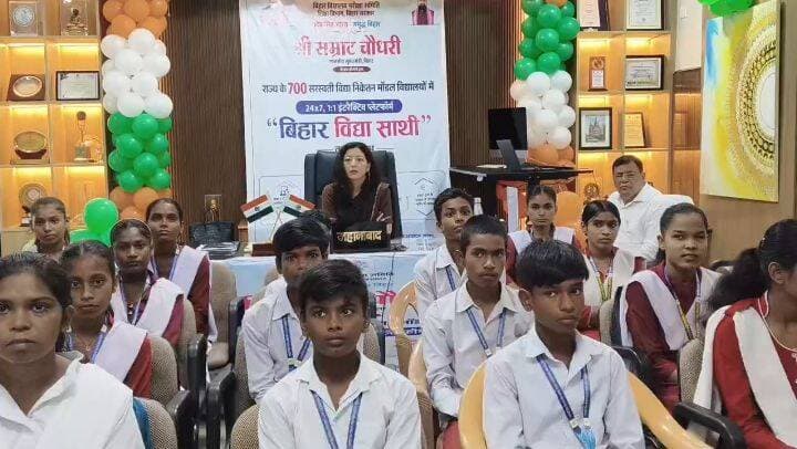 📚 माननीय मुख्यमंत्री द्वारा राज्यभर में ‘बिहार विद्या साथी’ का शुभारंभ
डिजिटल शिक्षा को नई दिशा देते हुए 24×7, 1:1 इंटरैक्टिव प्लेटफॉर्म ‘बिहार विद्या साथी’ का माननीय मुख्यमंत्री द्वारा राज्यव्यापी शुभारंभ किया गया। वीडियो कॉन्फ्रेंसिंग के माध्यम से आयोजित राज्यस्तरीय कार्यक्रम में जिला पदाधिकारी, जहानाबाद श्रीमती छिरिङ वाई भूटिया ने भाग लिया।
💻 जहानाबाद के 10 चयनित मॉडल विद्यालयों के कक्षा 9 से 12 तक के विद्यार्थियों को मिलेगा—
✅ 24×7 निःशुल्क लाइव शिक्षक मार्गदर्शन
✅ पसंद के शिक्षक से पढ़ने की सुविधा
✅ शंकाओं का त्वरित समाधान
✅ AI आधारित आधुनिक अध्ययन सुविधा
वीसी के उपरांत जिला पदाधिकारी ने विद्यार्थियों से संवाद कर उन्हें प्लेटफॉर्म का अधिकतम उपयोग करने के लिए प्रेरित किया।
#बिहार_विद्या_साथी #डिजिटलशिक्षा_मॉडलविद्यालय #शिक्षा_से_सशक्तिकरण #जहानाबाद #विकसितभारत_समृद्धबिहार_आदर्शजहानाबाद
Soochna Jansampark