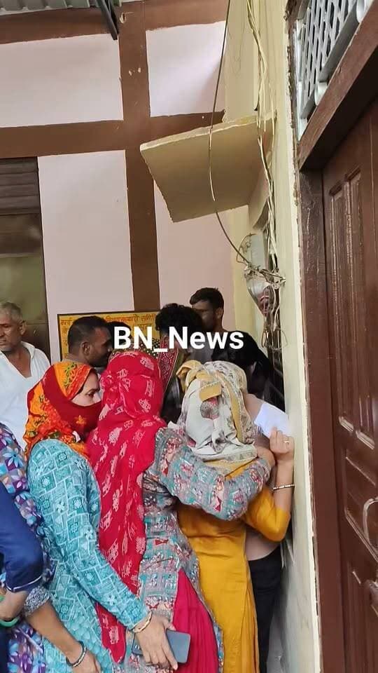 Option 1 — खाद संकट
🚨 बहरोड़ में DAP खाद के लिए किसानों की लंबी कतार! 🌾
6 हजार बैग की मांग के मुकाबले पहुंचे सिर्फ 600 बैग। सीमित आपूर्ति के चलते क्रय-विक्रय समिति में किसानों की भीड़ उमड़ी और धक्का-मुक्की व अफरा-तफरी के हालात बन गए।
👉 50 किलो DAP बैग की कीमत ₹1,350
👉 मांग के मुकाबले महज 20% आपूर्ति
👉 खाद के लिए किसानों को करना पड़ रहा इंतजार
सवाल—जब मांग 6 हजार बैग की थी तो सिर्फ 600 बैग ही क्यों पहुंचे? किसानों को पर्याप्त खाद कब मिलेगी?
#बहरोड़ #DAP #खादसंकट #किसान #कृषिसंकट #Rajasthan #BN_News #BreakingNews