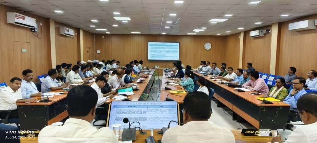 आज दिनांक 24 अगस्त 2026 को समाहरणालय स्थित मंथन सभागार में आज सोमवार को जिलाधिकारी श्री शेखर आनंद की अध्यक्षता में सोमवारिय साप्ताहिकी समीक्षा बैठक का आयोजन किया गया। उक्त बैठक में जिले के विकास कार्यों, लंबित मामलों के निष्पादन और प्रशासनिक दक्षता को लेकर विभिन्न विभागों की विस्तृत समीक्षा की गई एवं कई आवश्यक दिशा-निर्देश भी दिए।
जिला पदाधिकारी महोदय ने पिछली बैठक में दिए गए निर्देशों के अनुपालन की समीक्षा करते हुए अधिकारियों को स्पष्ट निर्देश दिया कि सभी लंबित विभागीय निर्देशों पर त्वरित कार्रवाई सुनिश्चित करें। विभिन्न विभागों के अंतर्गत निर्माणाधीन एवं प्रस्तावित भवनों के लिए प्राथमिकता के आधार पर भूमि स्थानांतरण की प्रक्रिया को जल्द पूरा करने का निर्देश दिया गया।
Information & Public Relations Department, Government of Bihar District Administration Sheikhpura