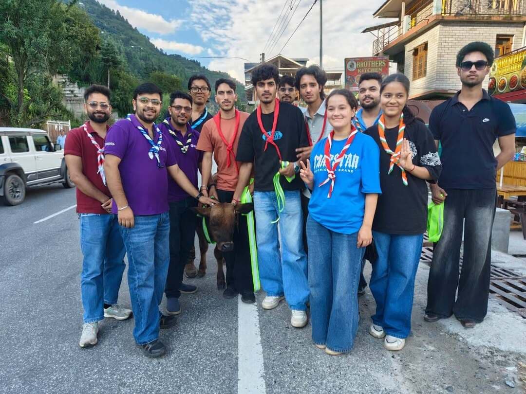 बेजुबानों की सुरक्षा के लिए आगे आए स्काउट्स, कुल्लू से मनाली तक पशुओं को पहनाए रिफ्लेक्टर
Kullu Times
स्काउट केवल अनुशासन, सेवा और राष्ट्रभक्ति का प्रतीक नहीं, बल्कि पशु-पक्षियों एवं प्रकृति से प्रेम करने वाला जिम्मेदार नागरिक भी होता है। इसी भावना को साकार करते हुए स्नो लैंड स्काउट्स एंड गाइड्स ओपन ग्रुप के रोवर्स एवं रेंजर्स ने सड़क पर घूमने वाले पशुओं की सुरक्षा के लिए विशेष रिफ्लेक्टर अभियान चलाया।
ग्रुप लीडर बीजू हिमदल की अगुवाई में रोवर्स एवं रेंजर्स ने कुल्लू से मनाली तक राइट बैंक क्षेत्र में सड़क पर घूमने वाले पशुओं के गले में रिफ्लेक्टर बांधे। रात के समय वाहनों की रोशनी पड़ने पर ये रिफ्लेक्टर दूर से चमकेंगे, जिससे वाहन चालकों को सड़क पर मौजूद पशु पहले ही दिखाई दे सकेंगे और अचानक होने वाली दुर्घटनाओं को रोकने में मदद मिलेगी।
रात के समय सड़क पर घूमने वाले पशु कई बार वाहन चालकों को दिखाई नहीं देते, जिसके कारण पशुओं के साथ-साथ वाहन चालकों की जान भी खतरे में पड़ जाती है। इसी समस्या को ध्यान में रखते हुए स्काउट्स ने “पशु सुरक्षा भी, सड़क सुरक्षा भी” का संदेश देते हुए यह पहल शुरू की है।
इस अभियान में स्नो लैंड स्काउट्स के पैट्रन राज सिंघानिया, स्काउट मास्टर अमन भारती सहित रोवर्स, रेंजर्स एवं अन्य सदस्य मौजूद रहे।
ग्रुप लीडर बीजू हिमदल ने कहा कि स्काउटिंग हमें हर जीव के प्रति संवेदनशील और जिम्मेदार बनना सिखाती है। उन्होंने कहा कि यह अभियान आगे भी निरंतर जारी रहेगा। फिलहाल कुल्लू से मनाली तक राइट बैंक क्षेत्र में पशुओं को रिफ्लेक्टर पहनाए जा रहे हैं। इसके बाद लेफ्ट बैंक तथा अन्य क्षेत्रों में भी चरणबद्ध तरीके से यह अभियान चलाया जाएगा, ताकि अधिक से अधिक बेजुबान पशुओं की सुरक्षा सुनिश्चित की जा सके।
उन्होंने कहा कि सड़क सुरक्षा केवल वाहन चालकों की जिम्मेदारी नहीं, बल्कि समाज की सामूहिक जिम्मेदारी है। एक छोटी-सी सावधानी किसी इंसान और किसी बेजुबान जीव—दोनों की जान बचा सकती है।