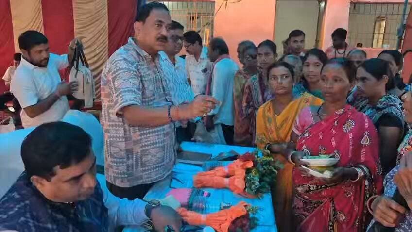 ବୌଦ୍ଧ ଜିଲ୍ଲା ଉପାନ୍ତ ଆମ୍ବ ଝରି ରେ ଲୋକଙ୍କ ସମସ୍ୟା ବୁଝୁଛନ୍ତି ଜନଶୁଣାଣି ରେ ଜିଲ୍ଲାପାଳ