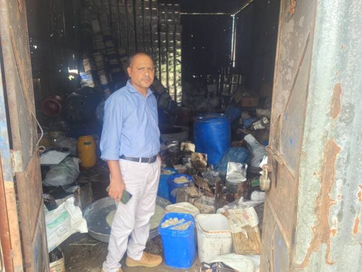 शाहजहांपुर में 600 किलो खराब मिठाई नष्ट, कीमत 1.20 लाख रुपए, कई मिठाइयों के नमूने लिए गए।