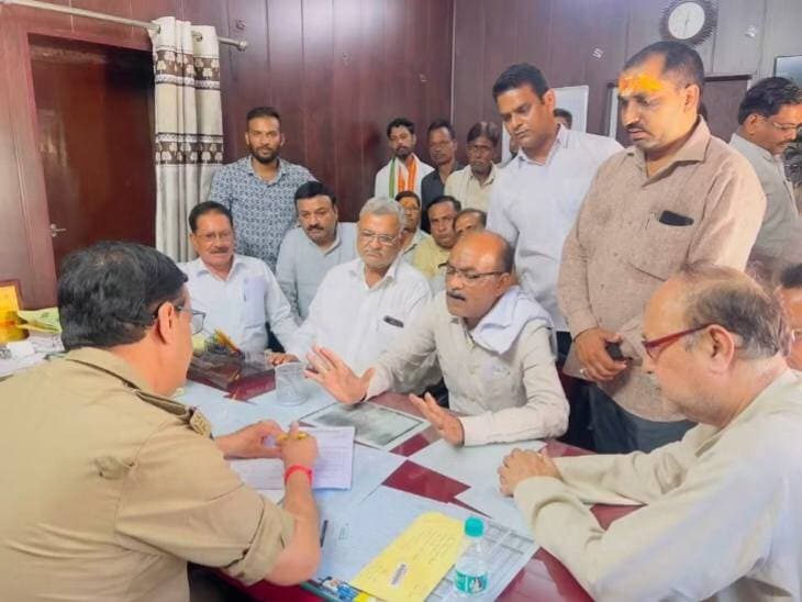 *विधानसभा अध्यक्ष सतीश महाना के खिलाफ थाने दी शिकायत:*शाहजहांपुर में कांग्रेसियों ने लगाया राष्ट्रगान अपमान का आरोप, कार्रवाई की मांग