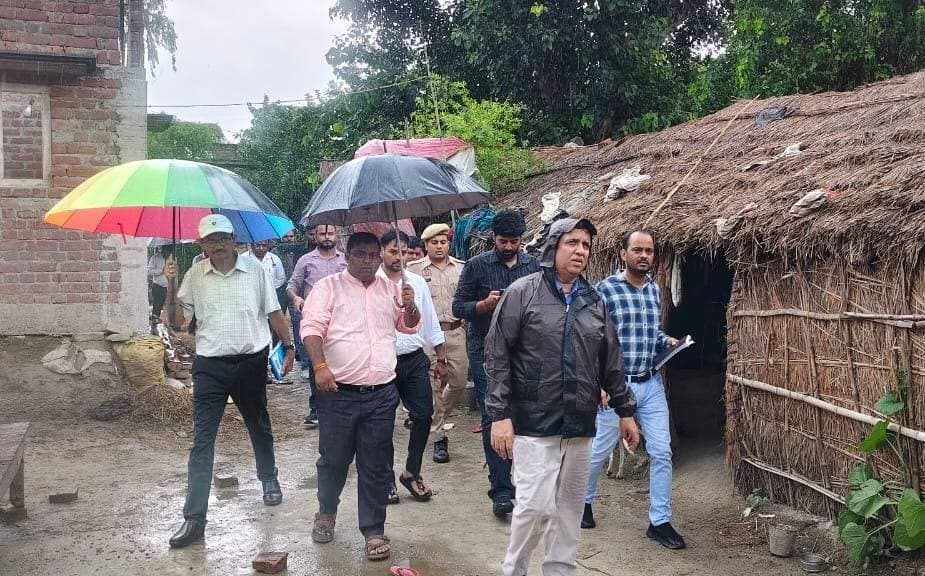*बस्ती: मूसलाधार बारिश में पानी में भीगते हुए मंडलायुक्त वैभव श्रीवास्तव और मुख्य राजस्व अधिकारी कीर्ति प्रकाश भारती ने किया बाढ़ प्रभावित सुविखा बाबू क्षेत्र का निरीक्षण*
जनपद बस्ती, उत्तर प्रदेश 24 अगस्त 2026
सोमवार को जब तेज बारिश से पूरा बस्ती जिला तर-बतर था, तब *मंडलायुक्त वैभव श्रीवास्तव* और *मुख्य राजस्व अधिकारी कीर्ति प्रकाश भारती* अपनी टीम के साथ बाढ़ के पानी में उतरकर पीड़ितों का हाल जानने पहुंच गए। तहसील हर्रैया के बाढ़ से घिरे *सुविखा बाबू क्षेत्र* में अधिकारियों ने बारिश में भीगते हुए पैदल भ्रमण किया।
मंडलायुक्त रेनकोट पहने, तो कुछ अधिकारी छाता लिए, कीचड़ और जलभराव वाले रास्तों से होते हुए ग्रामीणों की झोपड़ियों तक पहुंचे। न मौसम की चिंता की, न फिसलन भरे रास्तों की। मौके पर नाव, कटान व्यवस्था और राहत कार्यों की हकीकत देखी।
*मंडलायुक्त वैभव श्रीवास्तव* ने अधिकारियों को निर्देश दिया कि प्रभावित गांवों में नावों की संख्या बढ़ाई जाए और नाव संचालन में सुरक्षा मानकों का पूरी तरह पालन हो। किसी भी ग्रामीण को आवागमन में परेशानी नहीं होनी चाहिए।
स्वास्थ्य व्यवस्था पर समीक्षा करते हुए मंडलायुक्त ने कहा कि बाढ़ प्रभावित क्षेत्र में *स्नेक वेनम* की पर्याप्त उपलब्धता रहे, एम्बुलेंस मौके पर तैनात रहे। बाढ़ क्षेत्र के लिए दवाओं की चेकलिस्ट और स्वच्छ पेयजल के लिए क्लोरीन की व्यवस्था तत्काल सुनिश्चित की जाए। संबंधित अधिकारी रोजाना बाढ़ की रिपोर्ट से अवगत कराएं।
उन्होंने गांव में ग्रामीणों से सीधे संवाद कर राहत सामग्री के बारे में पूछा। ग्रामीणों ने बताया कि राशन किट मिल रही है। इस पर मंडलायुक्त ने कहा कि कोई भी पात्र परिवार राहत से वंचित न रहे।
सबसे अहम निर्देश स्कूली बच्चों की सुरक्षा को लेकर दिया गया। *मंडलायुक्त वैभव श्रीवास्तव* ने कहा कि जलभराव वाले क्षेत्रों में बच्चों को नाव से लाने-ले जाने के दौरान *प्रत्येक बच्चे को लाइफ जैकेट पहनाना अनिवार्य* है। इसके लिए लेखपालों की ड्यूटी लगाई जाए और बच्चों की सुरक्षा में किसी भी स्तर पर लापरवाही बर्दाश्त नहीं होगी।
वहीं *मुख्य राजस्व अधिकारी कीर्ति प्रकाश भारती* ने मौके पर ही राजस्व टीम को सक्रिय रहने और हर परिवार तक राहत पहुंचाने के निर्देश दिए।
निरीक्षण के दौरान *अपर आयुक्त प्रशासन मनोज कुमार तिवारी, उप जिलाधिकारी उमाकान्त तिवारी, सहायक अभियंता बाढ़ एस.बी. सिंह, संजय शुक्ला* सहित लेखपाल और संबंधित अधिकारी मौजूद रहे और पूरी तरह बारिश में भीगते हुए भ्रमण में साथ रहे। ग्रामीणों ने अधिकारियों के इस मानवीय जज्बे की सराहना की। Kirti Prakash Bharti
*संवाददाता हरी ओम प्रकाश,
राष्ट्रीय हिंदी दैनिक कौटिल्य का भारत*
