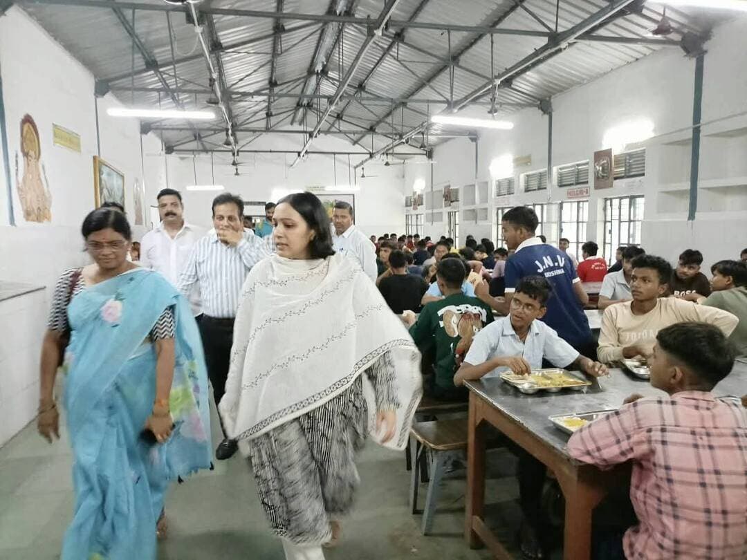 *बच्चों के साथ जमीन पर बैठकर DM ने किया भोजन, बोलीं- नवोदय के बच्चे देश का भविष्य, सुविधाओं में लापरवाही बर्दाश्त नहीं*
जनपद बस्ती उत्तर प्रदेश 24 अगस्त 2026
*जिलाधिकारी कृत्तिका ज्योत्स्ना* ने सोमवार को *जवाहर नवोदय विद्यालय, रुधौली* का औचक निरीक्षण कर व्यवस्थाओं का जायजा लिया। निरीक्षण के दौरान डीएम ने शैक्षणिक, आवासीय, भोजन और स्वच्छता व्यवस्था को बारीकी से परखा।
निरीक्षण की सबसे खास बात रही जब *जिलाधिकारी कृत्तिका ज्योत्स्ना* ने खुद विद्यार्थियों के साथ बैठकर मध्यान्ह भोजन किया और भोजन की गुणवत्ता को परखा। भोजन की गुणवत्ता ठीक पाए जाने पर उन्होंने संतोष व्यक्त किया और प्रबंधन को निर्देश दिया कि बच्चों को नियमित रूप से पौष्टिक और गुणवत्तापूर्ण भोजन ही उपलब्ध कराया जाए, इसमें किसी भी स्तर पर कमी नहीं आनी चाहिए। इसके बाद डीएम ने रसोईघर का निरीक्षण किया। उन्होंने भोजन बनाने की प्रक्रिया, खाद्य सामग्री के रखरखाव और साफ-सफाई की व्यवस्था देखी और स्वच्छता पर विशेष ध्यान देने के निर्देश दिए।
छात्रावास का निरीक्षण करते हुए *जिलाधिकारी कृत्तिका ज्योत्स्ना* ने बच्चों के रहने के कमरों, परिसर और उपलब्ध सुविधाओं का जायजा लिया। उन्होंने कहा कि बच्चों को स्वच्छ, सुरक्षित और सुविधाजनक वातावरण मिलना जरूरी है। कक्षाओं में पहुंचने पर विद्यार्थी पढ़ाई करते मिले। डीएम ने बच्चों से बातचीत कर उनकी पढ़ाई और सुविधाओं के बारे में जानकारी ली और मन लगाकर पढ़ने के लिए प्रेरित किया। शिक्षकों को निर्देश दिया कि विद्यार्थियों की शैक्षणिक प्रगति पर नियमित ध्यान दें और गुणवत्तापूर्ण शिक्षा प्रदान करें।
डीएम ने कहा कि नवोदय विद्यालय में पढ़ने वाले बच्चे प्रदेश और देश का भविष्य हैं, इसलिए उनके सर्वांगीण विकास के लिए बेहतर शैक्षणिक माहौल, पौष्टिक भोजन, स्वच्छ परिसर और अच्छी आवासीय सुविधाएं देना प्रशासन की प्राथमिकता है। इसमें किसी भी तरह की लापरवाही बर्दाश्त नहीं की जाएगी।
निरीक्षण के दौरान *उप जिलाधिकारी रुधौली अहमद फरीद खान, प्रधानाचार्या अमिता सक्सेना* सहित विद्यालय के शिक्षक और कर्मचारी उपस्थित रहे।
*संवाददाता हरी ओम प्रकाश,
राष्ट्रीय हिंदी दैनिक कौटिल्य का भारत*