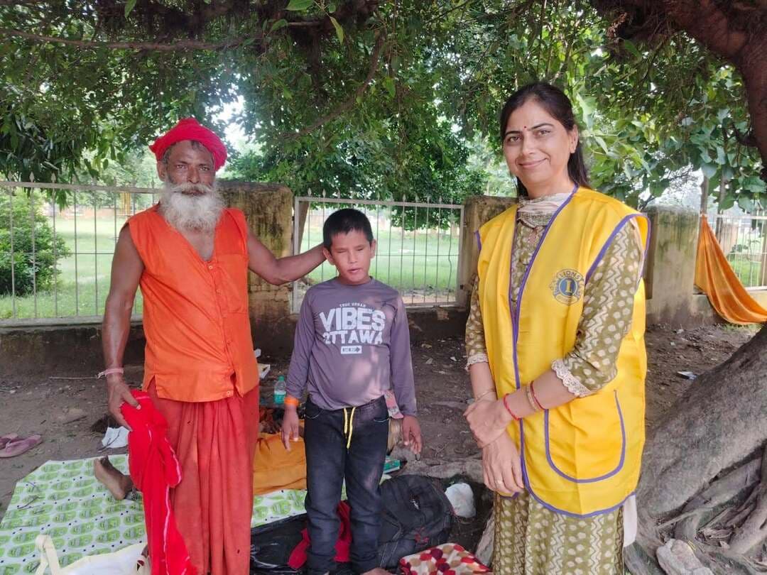 👉#सोशल मीडिया पर मासूम की पीड़ा देखी, एक घंटे में मदद लेकर पहुंचीं ललिता यादव
= दृष्टिहीन चंदन के लिए कपड़े, भोजन और फल लेकर पहुंचीं लायंस क्लब शक्ति की अध्यक्ष
= संस्थाओं से मदद और प्रशासन से चंदन को छत दिलाने की अपील
शाहजहांपुर। ओसीएफ मंदिर, फैक्ट्री स्टेट मैदान के सामने बाहर पन्नी डालकर रह रहे 9 वर्षीय दृष्टिहीन चंदन सिंह, पुत्र रछपाल सिंह, निवासी रामापुर नानकारी, सिसौवा, ब्लॉक भावलखेड़ा, विधानसभा ददरौल की पीड़ा की जानकारी सोशल मीडिया के माध्यम से लायंस क्लब शक्ति की अध्यक्ष ललिता यादव को हुई। जानकारी मिलते ही वह करीब एक घंटे के भीतर बच्चे की मदद के लिए पहुंच गईं। उन्होंने चंदन के लिए कपड़े, भोजन और फल लेकर पहुंचकर उसे उपलब्ध कराए।चंदन जन्म से दृष्टिहीन है और करीब आठ साल पहले उसकी मां का निधन हो चुका है। अब बुजुर्ग पिता ही उसका सहारा हैं। रहने के लिए कोई स्थायी ठिकाना नहीं होने के कारण पिता-पुत्र पिछले करीब एक महीने से ओसीएफ मंदिर के बाहर पन्नी डालकर रह रहे हैं। शाम के समय दोनों बाबा विश्वनाथ मंदिर के पास चले जाते हैं, जहां श्रद्धालुओं की मदद से भोजन का इंतजाम हो जाता है।मासूम चंदन की स्थिति देखकर ललिता यादव ने प्रशासन और सामाजिक संस्थाओं से बच्चे की मदद के लिए आगे आने की अपील की। उन्होंने कहा कि चंदन को सुरक्षित छत मिलनी चाहिए, ताकि वह अपने पिता के साथ सुरक्षित माहौल में रह सके और उसके पालन-पोषण की उचित व्यवस्था हो सके।ललिता यादव लंबे समय से आर्थिक रूप से कमजोर और जरूरतमंद लोगों की मदद के लिए लगातार कार्य कर रही हैं। सोशल मीडिया के माध्यम से किसी जरूरतमंद की परेशानी की जानकारी मिलने पर वह तत्काल मदद के लिए पहुंचने का प्रयास करती हैं। चंदन के मामले में भी उन्होंने संवेदनशीलता दिखाते हुए महज एक घंटे में मौके पर पहुंचकर बच्चे की मदद की।