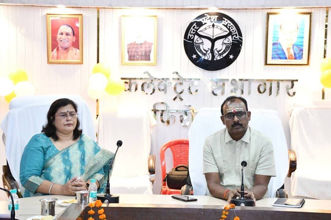 फिरोजाबाद - नसीरपुर औद्योगिक गलियारे को लेकर उद्यमियों के साथ यूपीडा की बैठक
उत्तर प्रदेश एक्सप्रेस वे विकास प्राधिकरण द्वारा नसीरपुर क्षेत्र में विकसित किए जा रहे औद्योगिक गलियारे को लेकर सोमवार को जिलाधिकारी संतोष कुमार शर्मा की उपस्थिति में यूपीडा टीम ने जनपद के उद्यमियों के साथ बैठक कर प्रस्तुतीकरण दिया।
यूपीडा टीम ने परियोजना, उपलब्ध सुविधाओं, औद्योगिक भूखंडों के विकास और निवेश की संभावनाओं के बारे में विस्तार से जानकारी दी और उद्यमियों को निवेश के लिए प्रोत्साहित किया।
उद्यमियों ने परियोजना को लेकर अपनी जिज्ञासाएं और सुझाव रखे, जिनका यूपीडा टीम ने समाधान किया। उद्यमियों ने नसीरपुर औद्योगिक गलियारे को औद्योगिक विकास और रोजगार सृजन की दिशा में महत्वपूर्ण पहल बताया।
जिलाधिकारी ने उपायुक्त उद्योग और यूपीडा को निर्देश दिए कि क्लस्टर रूप में निवेश करने वाले उद्यमियों को प्राथमिकता दी जाए और आवंटन की शर्तों में भुगतान संबंधी शर्तें स्पष्ट की जाएं, ताकि उद्यमी निसंकोच आवेदन कर सकें।
उद्यमियों ने रेट अधिक होने और क्षेत्र में विकास कार्य शुरू न होने का मुद्दा उठाया, जिस वजह से निवेश में हिचक है।
बैठक में उपायुक्त उद्योग संध्या, यूपीडा से मोनिका कुमार, राहुल गुप्ता, दीपक विष्ट और उद्यमी राज कुमार मित्तल, मुकेश बंसल टोनी, दीपक गुप्ता बिटिया, हेमंत अग्रवाल, राज कुमार शर्मा, सिंह राज यादव, निधी चतुर्वेदी उपस्थित रहे।
#FirozabadNews #NaseerpurIndustrialCorridor #UPEDA #DMFirozabad #IndustrialDevelopment #UttarPradesh #InvestmentInUP #FirozabadUdyami #ViralNews #TrendingNews #UPGovt #MakeInUP #RozgarYojana