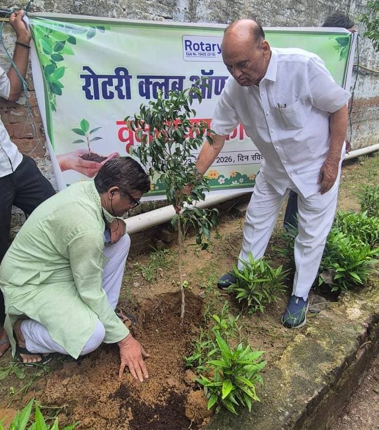 फिरोजाबाद। रोटरी क्लब ऑफ फिरोजाबाद के तत्वावधान में पौधरोपण कार्यक्रम आयोजित किया गया। ललितेश जैन की बगीची में क्लब सदस्यों ने विभिन्न प्रजातियों के पौधे लगाए और पर्यावरण संरक्षण का संदेश दिया।
क्लब अध्यक्ष ललितेश जैन ने कहा कि पर्यावरण को सुरक्षित रखने के लिए पौधरोपण के साथ उनकी नियमित देखभाल भी जरूरी है। अधिक से अधिक पौधे लगाकर ही आने वाली पीढ़ियों के लिए स्वच्छ और संतुलित पर्यावरण तैयार किया जा सकता है।
पूर्व मंडल अध्यक्ष लक्ष्मीकांत बंसल ने कहा कि पौधे जीवन का आधार हैं। प्रत्येक व्यक्ति को अपने जीवन में पौधे लगाने और उनके संरक्षण का संकल्प लेना चाहिए।
रोटेरियन राहुल जैन ने कहा कि पौधरोपण को केवल अभियान तक सीमित न रखकर इसे नियमित आदत बनाने की जरूरत है। पौधों की देखभाल करना भी उतना ही महत्वपूर्ण है, जितना उन्हें लगाना।
इस दौरान विनोद जैन, अरुण जैन, नितिन जैन, अचल मित्तल, देवीचरन अग्रवाल, महावीर प्रसाद, गोविंद प्रसाद, कल्पना राजौरिया आदि मौजूद रहे।