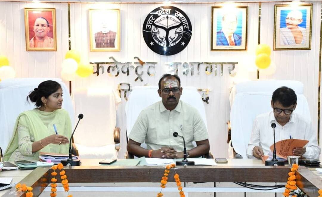 फिरोजाबाद - जन कल्याणकारी योजनाओं को लेकर जिलाधिकारी सख्त, लापरवाही पर होगी कड़ी कार्रवाई
मुख्यमंत्री द्वारा जन कल्याणकारी और विकास योजनाओं की समीक्षा के बाद मिले निर्देशों के क्रम में जिलाधिकारी संतोष कुमार शर्मा की अध्यक्षता में कलेक्ट्रेट सभागार में समीक्षा बैठक आयोजित की गई। बैठक में अपर जिलाधिकारी कल्पना जयसवाल, पीडी डीआरडीए सुभाष चंद्र त्रिपाठी, उप निदेशक कृषि सत्येंद्र सिंह, प्रोबेशन अधिकारी मिथलेश कुमार, उप जिलाधिकारी सदर सुदर्शन, उप जिलाधिकारी टूंडला, जिला पंचायत राज अधिकारी अरुण अत्री आदि उपस्थित रहे।
समीक्षा के दौरान जिलाधिकारी ने योजनाओं की प्रगति और जन समस्याओं के निस्तारण में पाई गई कमियों पर सख्त रुख अपनाते हुए उन्हें शीघ्र दूर करने के निर्देश दिए। सभी विभागीय अधिकारियों को निर्देशित किया कि अपने-अपने विभागों में योजनाओं की प्रगति सुनिश्चित करें। शासन स्तर से स्पष्ट निर्देश है कि कार्य न करने वाले अधिकारियों व कर्मचारियों को चिन्हित कर उनके विरुद्ध सख्त कार्रवाई की जाए।
- निराश्रित महिला पेंशन योजना की समीक्षा करते हुए जिलाधिकारी ने नारखी एवं टूंडला ब्लॉक में प्राप्त फीडबैक और पेंशन वितरण में आ रही समस्याओं का संज्ञान लेते हुए विस्तृत रिपोर्ट तलब की। पेंशनरों को समय पर भुगतान न होने, आधार व बैंक लिंकिंग की समस्याओं के समाधान के लिए विशेष प्रयास करने और हेल्पलाइन नंबर प्रदर्शित करने के निर्देश दिए।
- प्रधानमंत्री आवास योजना ग्रामीण के लाभार्थियों के सर्वेक्षण, सत्यापन और स्वीकृति में पूरी पारदर्शिता बरतने और पात्र लाभार्थियों को धनराशि जारी करने में हो रहे विलंब को दूर कर समयबद्ध प्रक्रिया पूरी करने के निर्देश दिए। प्रधानमंत्री गरीब कल्याण अन्न योजना में राशन वितरण में कम तौल और गुणवत्ता की शिकायत मिलने पर एफआईआर सहित कठोर कार्रवाई की चेतावनी दी।
- प्रधानमंत्री किसान सम्मान निधि में किसानों के आधार और बैंक खाता लिंकिंग की समस्याओं को प्राथमिकता पर हल करने और मृतक या अपात्र लाभार्थियों की छंटनी कर शत प्रतिशत किसानों को लाभ देने के निर्देश दिए।
- आयुष्मान योजना के तहत सभी पात्र निजी व सरकारी अस्पतालों का एम्पैनलमेंट सुनिश्चित करने और आयुष्मान कार्ड बनाने में न्यूनतम समय लगाने के निर्देश दिए।
जिलाधिकारी ने विगत माहों की आईजीआरएस एवं अन्य माध्यमों की शिकायतों के निस्तारण का ब्लॉकवार व विभागवार डाटा तैयार करने के निर्देश भी दिए और कहा कि जनहित की योजनाओं में किसी भी स्तर पर शिथिलता बर्दाश्त नहीं की जाएगी।