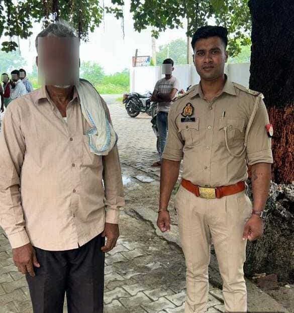 फिरोजाबाद पुलिस ने जनशिकायतों के निस्तारण के लिए चलाया विशेष अभियान, मौके पर जाकर 25 शिकायतों का निस्तारण
वरिष्ठ पुलिस अधीक्षक के निर्देशन में आईजीआरएस के माध्यम से प्राप्त होने वाली जनशिकायतों के समयबद्ध एवं गुणवत्तापूर्ण निस्तारण के लिए विशेष अभियान चलाया जा रहा है।
अभियान के तहत -
- समस्त क्षेत्राधिकारी और थाना प्रभारियों द्वारा शिकायतकर्ता के मौके पर जाकर शिकायतों का निस्तारण किया जा रहा है।
- प्रत्येक क्षेत्राधिकारी अपने सर्किल में कम से कम 1 स्थान और थाना प्रभारी अपने क्षेत्र में कम से कम 2 स्थानों पर प्रतिदिन मौके पर निस्तारण करेंगे।
- 24-08-2026 को चलाए गए अभियान के तहत कुल 25 शिकायतों का मौके पर निस्तारण किया गया।
- शिकायतकर्ता को अपनी शिकायत के निस्तारण के लिए परेशान नहीं होना पड़ेगा।
- पुलिस शिकायतकर्ता के घर मौके पर स्थलीय निरीक्षण कर समाधान करेगी और दोनों पक्षों का फीडबैक लेकर संतुष्ट किया जाएगा।
- शिकायतकर्ता को बार-बार थाने अथवा उच्चाधिकारियों के पास आने की आवश्यकता नहीं पड़ेगी, उसकी शिकायत का निस्तारण मौके पर बेहतर तरीके से हो पाएगा।