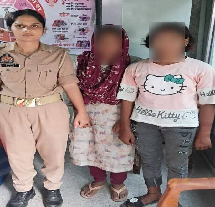 फिरोजाबाद थाना खैरगढ़ पुलिस ने ऑपरेशन मुस्कान के तहत 2 गुमशुदा नाबालिग बालिकाओं को 2 घंटे के अंदर सकुशल बरामद किया
वरिष्ठ पुलिस अधीक्षक के निर्देशन में थाना खैरगढ़ पुलिस टीम ने तत्परता दिखाते हुए टीम गठित की। ग्राम श्योमई से गुमशुदा हुई 2 बालिकाओं 1. देवकी पुत्री महताब सिंह 2. राशि पुत्री शिव कुमार निवासी ग्राम श्योमई थाना खैरगढ़ की तलाश के लिए संभावित स्थानों पर तलाश की गई। सक्रिय कार्रवाई के फलस्वरूप दोनों बालिकाओं को सूचना मिलने के मात्र 2 घंटे के अंदर सिटी से सकुशल बरामद कर लिया गया। अपने बच्चों को सकुशल पाकर परिजनों ने पुलिस का धन्यवाद किया।