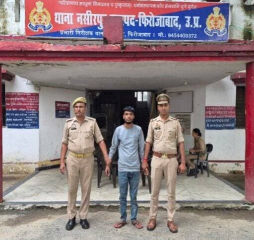 फिरोजाबाद थाना नसीरपुर पुलिस और एसओजी टीम की बड़ी कार्रवाई
एसओजी, सर्विलांस और नसीरपुर पुलिस टीम ने एनडीपीएस एक्ट में वांछित 15 हजार के इनामिया अभियुक्त को गिरफ्तार किया।
वरिष्ठ पुलिस अधीक्षक के निर्देशन में अपराध रोकथाम और गिरफ्तारी के लिए चलाए जा रहे अभियान के तहत अपर पुलिस अधीक्षक ग्रामीण के पर्यवेक्षण एवं क्षेत्राधिकारी सिरसागंज के नेतृत्व में नसीरपुर पुलिस टीम ने मुखबिर की सूचना पर कार्रवाई की। नसीरपुर पर पंजीकृत मु0अ0सं0 151/26 धारा 8/20/29/60 एनडीपीएस एक्ट से संबंधित अभियुक्त अनुज लोधी पुत्र महाराज सिंह निवासी ढोलना थाना ढोलना जिला कासगंज को हयातगढ़ी मछली तालाब के पास से गिरफ्तार किया गया। अभियुक्त के विरुद्ध विधिक कार्रवाई कर न्यायालय के समक्ष पेश किया जा रहा है।
विवरण -
अनुज अपने साथी पन्नालाल पुत्र वासुदेव और नरेन्द्र नाई पुत्र बावूराम के साथ ट्रक संख्या HR 55 AJ 8002 में 3 क्विंटल 69 किलो गांजा उड़ीसा से लाए थे। 02-07-2026 को मुखबिर की सूचना पर नगला गूंज करनपुर अंडरपास आगरा लखनऊ एक्सप्रेस वे से पन्नालाल लोधी को गांजा सहित गिरफ्तार किया गया था, जबकि अनुज मौके से फरार हो गया था।
<nis:link nis:type=tag nis:id=firozabad nis:value=Firozabad nis:enabled=true nis:link/> <nis:link nis:type=tag nis:id=naseerpurpolice nis:value=NaseerpurPolice nis:enabled=true nis:link/> <nis:link nis:type=tag nis:id=sog nis:value=SOG nis:enabled=true nis:link/> <nis:link nis:type=tag nis:id=ndpsact nis:value=NDPSAct nis:enabled=true nis:link/> <nis:link nis:type=tag nis:id=ddmnews nis:value=DDMNEWS nis:enabled=true nis:link/>