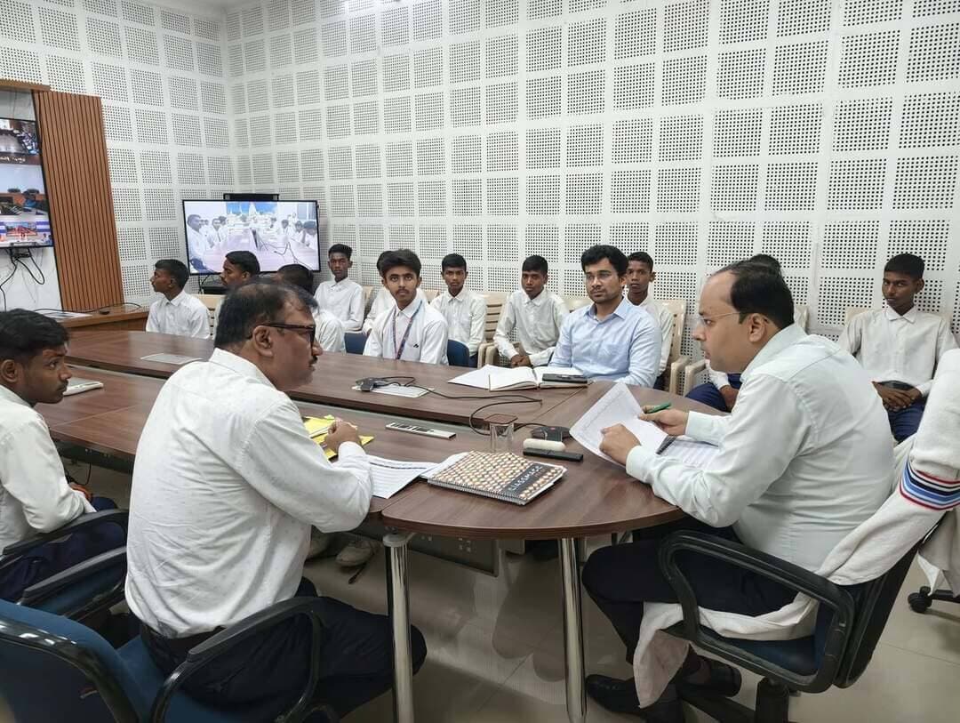 *'बिहार विद्या साथी' ऐप से बच्चों की पढ़ाई होगी आसान, विद्यार्थियों के लिये 24X7 शिक्षक ऑनलाइन होंगे उपलब्ध :- मुख्यमंत्री*
पटना, 24 अगस्त 2026 मुख्यमंत्री श्री सम्राट चौधरी ने आज लोक सेवक आवास स्थित 'संकल्प' सभागार से वीडियो कांफ्रेंसिंग के माध्यम से राज्य के 700 सरस्वती विद्या निकेतन मॉडल विद्यालयों में 24x7, 1:1 इंटरैक्टिव प्लेटफार्म 'बिहार विद्या साथी' का शुभारंभ किया।
'बिहार विद्या साथी' ऐप के शुभारंभ के अवसर पर मुख्यमंत्री ने कहा कि बच्चों को गुणवत्तापूर्ण शिक्षा और सही मार्गदर्शन उपलब्ध कराने की दिशा में यह एक महत्वपूर्ण पहल है। 'बिहार विद्या साथी' के माध्यम से विद्यार्थी जब चाहें, जहाँ से चाहें, अपनी पढ़ाई से जुड़ी समस्याओं का समाधान प्राप्त कर सकेंगे।
मुख्यमंत्री ने कहा कि राज्य के 38 जिलों के 700 सरस्वती विद्या निकेतन मॉडल विद्यालयों से शुरू हो रही इस पहल से लगभग 3 लाख विद्यार्थियों को इसका सीधा लाभमिलेगा। कक्षा 9वीं से 12वीं तक के विद्यार्थियों के लिए 24X7 लाइव शिक्षक उपलब्ध रहेंगे। विद्यार्थी अपनी आवश्यकता और पसंद के अनुसार शिक्षक का चयन कर उनसे वन-टू-वन संवाद के माध्यम से पढ़ाई कर सकेंगे। उन्होंने कहा कि 75 हजार शिक्षक विद्यार्थियों को व्यक्तिगत शैक्षणिक सहयोग प्रदान करेंगे। कक्षा 9वीं-10वीं के विद्यार्थियों के लिये सभी विषय तथा कक्षा 11वीं-12वीं के विज्ञान वर्ग के विद्यार्थियों को लाइव ट्यूटर सपोर्ट के साथ बिहार बोर्ड, JEE एवं NEET की तैयारी के लिए डिजिटल अध्ययन सामग्री भी उपलब्ध कराई जाएगी।
मुख्यमंत्री ने कहा कि आधुनिक AI टूल्स के माध्यम से विद्यार्थियों की कॉन्सेप्ट लर्निंग को और बेहतर बनाया जाएगा तथा उन्हें असीमित अध्ययन एवं अभ्यास की सुविधा मिलेगी। 700 सरस्वती विद्या निकेतन मॉडल विद्यालयों से शुरू की जा रही यह व्यवस्था आगे राज्य के अन्य विद्यालयों तक भी विस्तारित की जाएगी। उन्होंने विद्यार्थियों से कहा कि यह एक अच्छी शुरुआत है। इसका भरपूर लाभ उठाएं, अपनी जिज्ञासाओं का समाधान करें और ज्ञान एवं कौशल के माध्यम से अपने जीवन को नई ऊंचाइयों तक ले जाने का प्रयास करें। उन्होंने कहा कि हमारा प्रयास है कि विद्यार्थी जहाँ भी हो, जब भी पढ़ें, उनके सवाल का जवाब और शिक्षक का सहयोग हमेशा उसके साथ हो। आज के इस अवसर पर सभी विद्यार्थियों को शुभकामनायें देता हूँ और उम्मीद करता हूँ कि आप इस प्लेटफार्म का उपयोग करते हुये अपनी शैक्षणिक गुणवत्ता को मजबूत करेंगे और जीवन को उन्नत बनायेंगे।
कार्यक्रम के दौरान 'बिहार विद्या साथी' ऐप पर आधारित एक लघु फिल्म प्रदर्शित की गई। कार्यक्रम में राजकीय कन्या उच्च माध्यमिक विद्यालय, शास्त्रीनगर की छात्रायें सुश्री जाहन्वी एवं सुश्री जिया ने इस ऐप के प्रयोग का डेमो दिखाया और इससे हो रही सुविधाओं एवं लाभ के बारे में जानकारी दी तथा मुख्यमंत्री के प्रति आभार जताया।
इस अवसर पर समाहरणालय गया से वीडियो कांफ्रेंसिंग के माध्यम से ज़िला पदाधिकारी गया श्री शशांक शुभंकर, सहायक समाहर्ता गया, ज़िला शिक्षा पदाधिकारी गया एवं विद्यार्थी जुड़े हुये थे।
