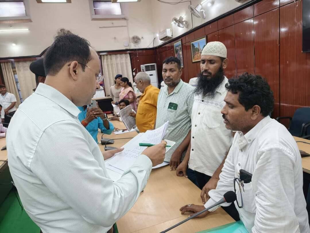 *ज़िला पदाधिकारी ने जनता दरबार में सुनी आमजनों की समस्याएँ*
*समस्याओं का हुआ ऑन द स्पॉट निवारण*
*जनता दरबार में प्राप्त आवेदनों को प्राथमिकता स्तर पर निष्पादन हेतु पदाधिकारियों को दिया निर्देश*
गया, 24 अगस्त 2026, जिलाधिकारी, गया श्री शशांक शुभंकर ने समाहरणालय स्थित कार्यालय में आये अनेको लोगो को देख उनकी समस्याओं को सुना गया। जिले के विभिन्न प्रखंडों से आए लगभग 100 से अधिक आमजनों की समस्याएँ सुनीं गयी।
इस अवसर पर भूमि विवाद, आवास योजना, स्वास्थ्य सेवाओं से जुड़ी शिकायतें, पेंशन योजना, मुआवजा, शिक्षा विभाग से संबंधित विषयों समेत अन्य मामलों को लोगों ने जिलाधिकारी के समक्ष रखा।
ज़िला पदाधिकारी ने उपस्थित अधिकारियों को संबंधित प्रकरणों का त्वरित एवं निष्पक्ष निपटारा सुनिश्चित करने के निर्देश दिए। उन्होंने कहा कि जनता की समस्याओं का समयबद्ध समाधान जिला प्रशासन की प्राथमिकता है और प्रत्येक विभागीय पदाधिकारी इस दिशा में गंभीरता से कार्य करें।