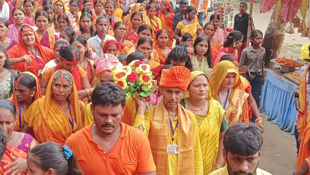 श्यामनगर से 551 कांवरियों का जत्था पहुंचा बाबा सिद्धनाथ धाम, किया जलाभिषेक
फतुहा से गंगाजल लेकर पैदल यात्रा पर निकले कांवरियों का जगह-जगह हुआ भव्य स्वागत, सेवा में जुटे रहे ग्रामीण व समितियां
गया। सावन की पावन बेला में आस्था और भक्ति का अद्भुत नजारा देखने को मिला, जब श्यामनगर से 551 सदस्यीय कांवरियों का विशाल जत्था बाबा सिद्धनाथ मंदिर पहुंचा। कांवरियों ने विधि-विधान एवं श्रद्धा के साथ बाबा सिद्धनाथ का जलाभिषेक कर क्षेत्र, समाज और परिवार की सुख-शांति एवं समृद्धि की कामना की।
कांवरियों का यह जत्था पहले फतुहा पहुंचा, जहां पवित्र गंगा नदी से गंगाजल उठाया गया। इसके बाद सभी कांवरिया बोल बम के जयघोष के साथ अपनी धार्मिक यात्रा पर आगे बढ़े और सोमवार को बाबा सिद्धनाथ मंदिर पहुंचकर गंगाजल अर्पित किया। पूरे यात्रा मार्ग में ‘हर-हर महादेव’, ‘बोल बम’ के जयकारों से वातावरण शिवमय बना रहा।
रास्ते भर सेवा में जुटे रहे श्रद्धालु
कांवरियों की सेवा और स्वागत के लिए यात्रा मार्ग में जगह-जगह स्थानीय लोगों एवं विभिन्न समितियों द्वारा शिविर लगाए गए। इस्लामपुर में हनुमान जी कमेटी के सदस्यों ने कांवरियों के लिए विशेष सेवा की। यहां कांवरियों को पानी, शरबत, फल, नाश्ता सहित अन्य आवश्यक सुविधाएं उपलब्ध कराई गईं।
इसके अलावा नई बाजार स्थित पेट्रोल पंप के पास तथा महुआरी में भी कांवरियों की सेवा एवं स्वागत किया गया। स्थानीय लोगों ने पूरे उत्साह और श्रद्धा के साथ कांवरियों की सेवा कर धार्मिक एकता और सामाजिक सहयोग की मिसाल पेश की।
नदी पार सुल्तानपुर के ग्रामीणों ने भी की सेवा
कांवरियों की यात्रा के दौरान नदी पार सुल्तानपुर गांव के लोगों ने भी बढ़-चढ़कर सेवा की। ग्रामीणों ने कांवरियों का स्वागत करते हुए उनके लिए आवश्यक सुविधाएं उपलब्ध कराईं। सेवा भाव से जुटे ग्रामीणों के प्रयास की कांवरियों ने सराहना की और उनका आभार जताया।
आस्था के साथ सामाजिक एकता का संदेश
551 कांवरियों की इस यात्रा ने न केवल धार्मिक आस्था का संदेश दिया, बल्कि रास्ते में विभिन्न गांवों और बाजारों के लोगों द्वारा की गई सेवा ने सामाजिक सहयोग और भाईचारे की भावना को भी मजबूत किया। यात्रा के दौरान कांवरियों की सुरक्षा, सुविधा और सेवा को लेकर स्थानीय लोग लगातार सक्रिय नजर आए।
बाबा सिद्धनाथ मंदिर पहुंचने के बाद कांवरियों ने सामूहिक रूप से पूजा-अर्चना और जलाभिषेक किया। इस दौरान मंदिर परिसर हर-हर महादेव और बोल बम के जयकारों से गूंज उठा। श्रद्धालुओं ने बाबा सिद्धनाथ से सभी लोगों के सुख, शांति, स्वास्थ्य और समृद्धि की मंगलकामना की।
स्थानीय लोगों का कहना है कि इस तरह की धार्मिक यात्राएं क्षेत्र में आपसी भाईचारा, सेवा और सामाजिक एकता को मजबूत करती हैं। श्यामनगर से निकली 551 सदस्यीय कांवर यात्रा में जिस तरह से रास्ते भर लोगों ने सेवा की, वह क्षेत्र की धार्मिक आस्था और मानव सेवा की भावना को दर्शाता है।