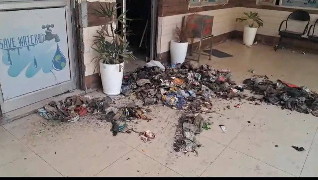 भिवानी जिलाधीश ने सफाई व्यवस्था में अवरोध बनने पर,निपटने के लिए 6 ड्यूटी मजिस्ट्रेट नियुक्त किए...
शहर में सफाई व्यवस्था को सुचारू बनाए रखने तथा डोर-टू-डोर कचरा संग्रहण कार्य में किसी भी प्रकार की बाधा से निपटने के लिए जिलाधीश साहिल गुप्ता भिवानी ने छह अधिकारियों को ड्यूटी मजिस्ट्रेट नियुक्त किए हैं। जिलाधीश ने ये ड्यूटी मजिस्ट्रेट डीएमसी हरबीर सिंह के निवेदन पर नियुक्त किए हैं।
जारी आदेशानुसार डीएमसी हरबीर सिंह ने जिलाधीश को जानकारी देते हुए बताया कि नगर परिषद के सफाई कर्मचारियों द्वारा छह अगस्त से हड़ताल किए जाने के कारण शहर की सफाई व्यवस्था प्रभावित हो रही है। इस दौरान डोर-टू-डोर कचरा संग्रहण करने वाली एजेंसी द्वारा सेकेंडरी प्वाइंट से कचरा उठाने तथा घरों से डोर-टू-डोर कचरा एकत्रित करने के दौरान सफाई कर्मचारियों द्वारा अवरोध उत्पन्न किए जाने की शिकायत सामने आई है। यहां तक कि 24 अगस्त को सफाई कर्मचारियों द्वारा नगर परिषद कार्यालय में भी कचरा डाल दिया गया, जिसके कारण अधिकारियों एवं कर्मचारियों को कार्यालय में कार्य करने में कठिनाई का सामना करना पड़ा। साथ ही संबंधित कार्य के दौरान कानून-व्यवस्था बनाए रखने के लिए पुलिस बल उपलब्ध करवाने के लिए भी पर्याप्त पुलिस बल तैनात करने का अनुरोध किया गया है।