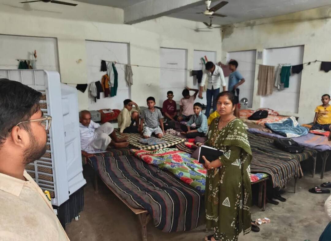 निजी आवासीय विद्यालयों का सघन निरीक्षण, व्यवस्थाओं का लिया गया जायजा
बांदा। जिलाधिकारी बाँदा श्री अमित आसेरी के निर्देशन में जनपद स्तरीय अधिकारियों द्वारा जनपद में संचालित निजी आवासीय विद्यालयों का सघन निरीक्षण किया गया। निरीक्षण का उद्देश्य छात्र-छात्राओं को सुरक्षित, स्वच्छ, पौष्टिक एवं गुणवत्तापूर्ण वातावरण उपलब्ध कराना सुनिश्चित करना रहा।
निरीक्षण के दौरान विद्यालयों में स्वीकृत एवं कार्यरत स्टाफ का भौतिक सत्यापन किया गया। कक्षा-1 से 12 तक कक्षावार छात्र संख्या एवं उपस्थिति की जांच की गई तथा 15 दिन या उससे अधिक समय से अनुपस्थित छात्रों के संबंध में जानकारी प्राप्त की गई।
अधिकारियों ने छात्रावासों में खाद्यान्न की उपलब्धता, दैनिक उपयोग की सामग्री तथा छात्रों के लिए आवश्यक मूलभूत सुविधाओं का जायजा लिया। रजाई, गद्दे, कूलर, पंखे, डायनिंग व्यवस्था, कुर्सी-मेज एवं हैंडवॉश की उपलब्धता भी देखी गई।
किचन की स्वच्छता, खाद्यान्न स्टोर, भोजन की गुणवत्ता और निर्धारित मेन्यू के अनुसार ताजा भोजन उपलब्ध कराए जाने की स्थिति की जांच की गई। प्रतिदिन दिए जाने वाले भोजन की संख्या, बचे हुए भोजन के उचित निस्तारण तथा स्वच्छ पेयजल की व्यवस्था का भी सत्यापन किया गया।
इसके अलावा विद्यालय परिसर में जलभराव, पहुंच मार्ग, शौचालय एवं स्नानालय की व्यवस्था तथा बालक-बालिकाओं के लिए पृथक सुविधाओं का निरीक्षण किया गया। बालिकाओं के लिए सैनिटरी एवं अन्य आवश्यक सामग्री की उपलब्धता भी देखी गई।
विद्यालय की सुरक्षा व्यवस्था के तहत सीसीटीवी कैमरे, आवागमन पंजिका एवं सुरक्षा गार्ड की व्यवस्था की जांच की गई। खाद्य सुरक्षा विभाग द्वारा भोजन की गुणवत्ता की जांच तथा छात्रों के नियमित स्वास्थ्य परीक्षण की स्थिति की भी जानकारी ली गई।
जिलाधिकारी के निर्देशन में किए गए इस निरीक्षण का मुख्य उद्देश्य यह सुनिश्चित करना है कि निजी आवासीय विद्यालयों में अध्ययनरत बच्चों को सुरक्षित, स्वच्छ, स्वस्थ, पौष्टिक और बेहतर शैक्षिक वातावरण प्राप्त हो।