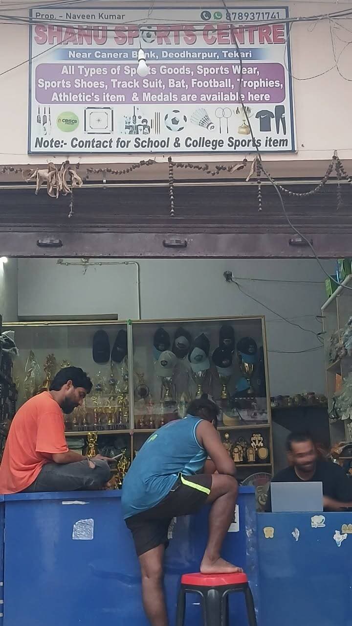 टिकारी: स्थानीय खेलों को बढ़ावा देने और खेल के प्रति युवाओं में जागरूकता पैदा करने के लिए एक महत्वपूर्ण कदम के तहत, टिकारी के केंद्र में एक नया "शानू स्पोर्ट्स सेंटर" खोला गया है। केनरा बैंक एटीएम के पास स्थित यह सेंटर, खेल उपकरण और सामान की एक विशाल श्रृंखला के साथ खेल प्रेमियों के लिए एक गंतव्य बनने का वादा करता है।
प्रोपराइटर नवीन कुमार द्वारा संचालित यह सेंटर, एक व्यापक संग्रह प्रदान करता है, जिसमें शामिल हैं:
1. खेल उपकरण: क्रिकेट बैट, फुटबॉल, बैडमिंटन रैकेट, कैरमबोर्ड और वॉलीबॉल।
2. खेल गियर और सहायक उपकरण: खेल टी-शर्ट, लोअर, ट्रैकसूट, डफेल बैग, हेलमेट और अन्य सामान।
3. मान्यता और पुरस्कार: ट्रॉफी और मेडल, स्थानीय खेल कार्यक्रमों और प्रतियोगिताओं का समर्थन करने के लिए।
एक सुलभ स्थान और विविध स्टॉक के साथ, सेंटर का उद्देश्य टिकारी में सभी आयु समूहों के बीच खेल संस्कृति को पोषित करना है। पूछताछ के लिए, ग्राहक नवीन कुमार से 8789371741 पर संपर्क कर सकते हैं।
इस नए स्पोर्ट्स सेंटर के खुलने से निस्संदेह स्थानीय खेल गतिविधियों और उभरती खेल प्रतिभाओं को गति मिलेगी, जो एक सक्रिय और स्वस्थ जीवन शैली के लिए समुदाय के जुड़ाव में योगदान देगा ! #bdbiharjharkhand