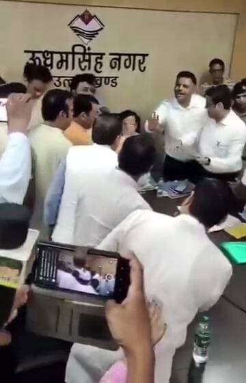 उधमसिंहनगर में SIR को लेकर कुमाऊं कमिश्नर दीपक रावत के सामने ही बीजेपी विधायक शिव अरोड़ा और पूर्व विधायक राजकुमार ठुकराल भीड़ गए। मामला इतना बढ़ा की गाली-गलौच तक हो गई...