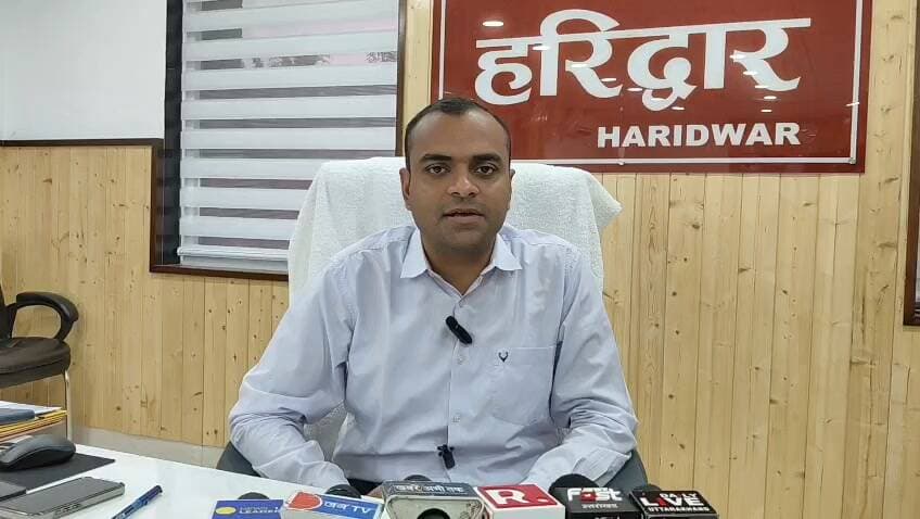 जनपदवासियों की समस्याओं का त्वरित निराकरण करने के उद्देश्य से जिलाधिकारी मयूर दीक्षित की अध्यक्षता में जिला कार्यालय सभागार में जन सुनवाई कार्यक्रम आयोजित किया गया, जिसमें विभिन्न विभागों से संबंधित 70 शिकायते दर्ज कराई गई,जिसमें से 34 समस्याओं का मौके पर निराकरण किया गया शेष समस्याओं को निस्तारण संबंधित विभागों को प्रेषित किया गया।