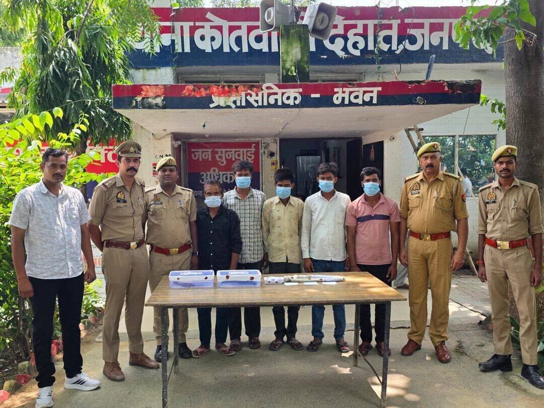 डकैती की योजना बना रहे 5 शातिर गिरफ्तार, असलहे और दो मोटरसाइकिल बरामद
हरदोई। अपराधियों की धरपकड़ के लिए चलाए जा रहे अभियान के तहत कोतवाली देहात पुलिस ने डकैती की योजना बना रहे पांच शातिर अभियुक्तों को गिरफ्तार किया है। पुलिस ने इनके कब्जे से अवैध असलहे, कारतूस, एक प्लास, एक सब्बल और दो मोटरसाइकिल बरामद करने का दावा किया है।
पुलिस के मुताबिक 23 अगस्त 2026 को कोतवाली देहात पुलिस टीम क्षेत्र में भ्रमणशील थी। इसी दौरान मुखबिर से सूचना मिली कि लूट और चोरी की घटनाओं को अंजाम देने वाले कुछ शातिर अपराधी मील कॉलोनी मोड़ के पास मौजूद हैं और डकैती डालने की योजना बना रहे हैं। सूचना पर पुलिस टीम ने मौके पर पहुंचकर घेराबंदी की और पांच अभियुक्तों को गिरफ्तार कर लिया।
गिरफ्तार अभियुक्तों की पहचान अविनाश कुमार उर्फ विपुल पुत्र चन्द्रकान्त निवासी देहरूपवा थाना सुरसा, राजकिशोर पुत्र रामपाल निवासी ज्ञानपुरवा थाना सुरसा, श्यामप्रकाश पुत्र राजेश निवासी अंटा थाना कछौना, श्रवण उर्फ सरवन पुत्र मकंद निवासी भिखारीपुरवा थाना सुरसा तथा रामविलास पुत्र शंकर निवासी बन्दनिया थाना सुरसा के रूप में हुई है।
पुलिस के अनुसार तलाशी के दौरान अभियुक्तों के पास से एक तमंचा .315 बोर, तीन कारतूस .315 बोर, एक तमंचा 12 बोर, एक प्लास, एक सब्बल और दो मोटरसाइकिल बरामद हुईं।
पूछताछ में अभियुक्तों ने कथित तौर पर बताया कि वे अपने अन्य साथियों के साथ मिलकर घरों की रेकी कर रहे थे और रात में घर में घुसकर सोना-चांदी लूटकर भागने की योजना बना रहे थे। इसी दौरान मुखबिर की सूचना पर पुलिस ने उन्हें गिरफ्तार कर लिया।
पुलिस ने इस मामले में कोतवाली देहात में मु0अ0सं0 403/26, धारा 310(4) बीएनएस एवं 3/25 आर्म्स एक्ट के तहत मुकदमा दर्ज किया है। पुलिस के अनुसार अभियुक्तों के विरुद्ध आगे की आवश्यक वैधानिक कार्रवाई की जा रही है।