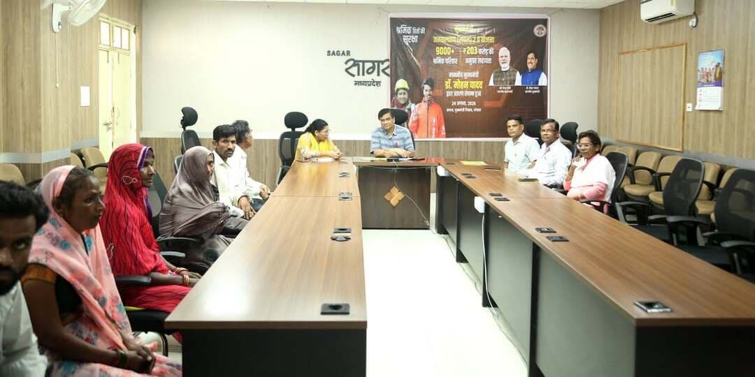 ➡️ मुख्यमंत्री जनकल्याण सम्बल योजनांतर्गत अनुग्रह सहायता राशि का सिंगल क्लिक के माध्यम से वितरण
मुख्यमंत्री जनकल्याण संबल योजना के अंतर्गत अनुग्रह सहायता राशि का वितरण मुख्यमंत्री डॉ. मोहन यादव द्वारा श्रम मंत्री की उपस्थिति में मुख्यमंत्री निवास भोपाल से सिंगल क्लिक के माध्यम से किया गया। इस अवसर पर सागर जिले के 258 हितग्राहियों के खातों में कुल 5 करोड़ 94 लाख रुपये की सहायता राशि सीधे अंतरित की गई।
कार्यक्रम का आयोजन कलेक्टर कार्यालय के NIC सभाकक्ष में किया गया, जहां हितग्राहियों ने सिंगल क्लिक के माध्यम से राशि अंतरण कार्यक्रम को देखा। जिले के सभी जनपद पंचायतों एवं नगरीय निकायों में भी मुख्यमंत्री के कार्यक्रम का सीधा प्रसारण किया गया। कार्यक्रम में जिला श्रम अधिकारी श्रीमती ज्योति पाण्डेय, डिप्टी कलेक्टर श्री संजय जैन सहित नगर निगम सागर, जनपद पंचायत सागर एवं नगर पालिका मकरोनिया के हितग्राही उपस्थित रहे।
CM Madhya Pradesh Dr Mohan Yadav Jansampark Madhya Pradesh #JansamparkMP #sagar