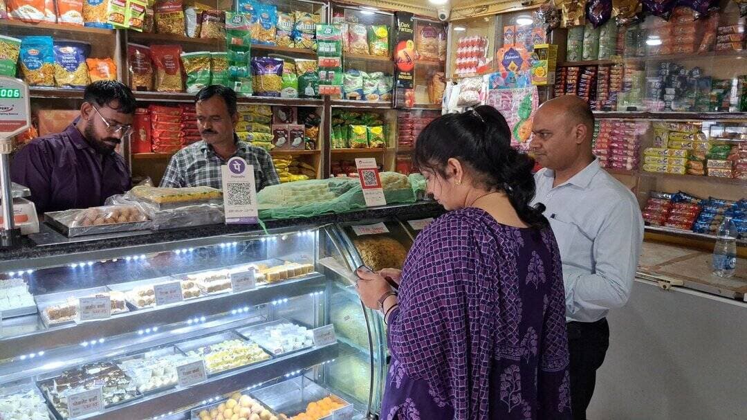 खाद्य सुरक्षा प्रशासन विभाग द्वारा रक्षाबंधन पर्व के अवसर पर तेंदूखेड़ा नगर स्थित मिठाई दुकानों एवं किराना दुकानों का किया गया औचक निरीक्षण
==
कलाकंद बर्फी, मावा केसर रोल स्वीट,मावा बर्फी एवं बेसन के लिए गए नमूनें,
==
गुणवत्ता जांच हेतु खाद्य परीक्षण प्रयोगशाला भेजे गए नमूनें
==
जांच रिपोर्ट प्राप्त होने पर होगी वैधानिक कार्यवाही
===
कलेक्टर प्रताप नारायण यादव के निर्देशो के तहत् एसडीएम तेंदूखेड़ा सी.एल गोस्वामी के मार्गदर्शन में खाद्य सुरक्षा एवं मानक अधिनियम 2006 के अंतर्गत खाद्य सुरक्षा जांच दल एवं राजस्व विभाग की टीम द्वारा रक्षाबंधन पर्व के अवसर पर ग्राहकों को शुद्ध एवं सुरक्षित खाद्य सामग्री उपलब्ध कराने के उद्देश्य से तेंदूखेड़ा नगर स्थित विभिन्न मिठाई दुकानों एवं किराना दुकानों का निरीक्षण किया गया।
कार्यवाही में तेंदूखेड़ा नगर में बस स्टैंड स्थित श्री बीकानेर मिष्ठान भंडार का निरीक्षण किया गया। मौके पर परिसर में संग्रहित कलाकंद बर्फी एवं मावा केसर रोल स्वीट के नमूने जांच हेतु लिए हुए। बस स्टैंड स्थित राजा मिष्ठान भंडार का निरीक्षण किया गया। निरीक्षण में परिसर में संग्रहित मावा बर्फी के नमूनें जांच हेतु लिए गए। इसी तरह तारादेही रोड स्थित दिनेश किराना स्टोर का निरीक्षण किया गया। मौके पर परिसर में संग्रहित बेसन का नमूना जांच हेतु लिया गया। इन नमूनों को जांच हेतु राज्य खाद्य परीक्षण प्रयोगशाला भेजा गया। जांच रिपोर्ट प्राप्त होने पर वैधानिक कार्यवाही की जाएगी। ग्राहकों को शुद्ध एवं सुरक्षित खाद्य सामग्री उपलब्ध कराने के सभी मिठाई दुकानों एवं किराना दुकान संचालकों को मौके पर दिशा निर्देश दिए गए।
<nis:link nis:type=tag nis:id=damoh nis:value=damoh nis:enabled=true nis:link/>