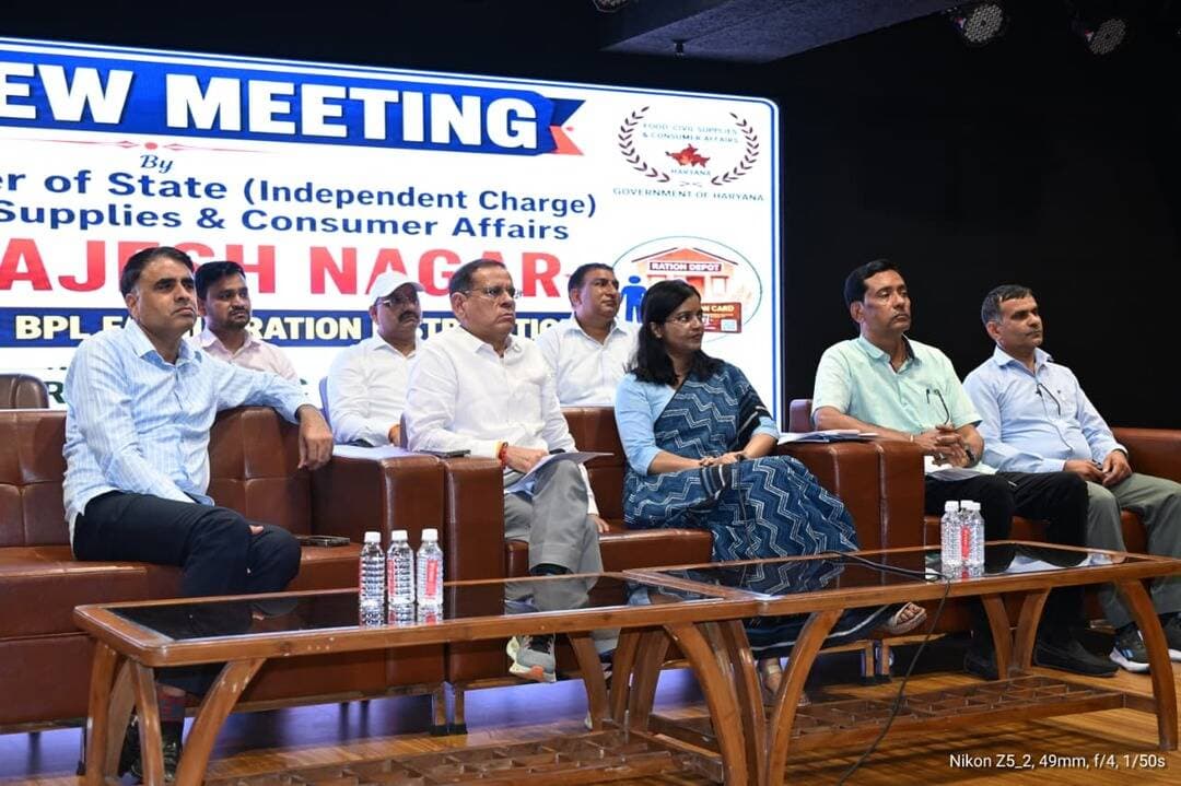 राशन वितरण में लापरवाही बर्दाश्त नहीं, अधिकारी सुनवाई न करें तो सीधे मुझसे मिलें : राजेश नागर
रिव्यू मीटिंग से अनुपस्थित अधिकारियों को कारण बताओ नोटिस, समस्याओं के समाधान के लिए बनाया व्हाट्सएप ग्रुप
हरियाणा के खाद्य, नागरिक आपूर्ति एवं उपभोक्ता मामले मंत्री राजेश नागर ने राशन वितरण व्यवस्था में लापरवाही बरतने वालों को सख्त चेतावनी दी है। उन्होंने कहा कि प्रत्येक पात्र राशन कार्ड धारक को उसकी यूनिट के अनुसार पूरा राशन मिलना चाहिए। यदि विभागीय अधिकारी किसी समस्या की सुनवाई नहीं करते हैं तो डिपो होल्डर और उपभोक्ता सीधे उनसे संपर्क कर सकते हैं।
मंत्री राजेश नागर ने विभागीय अधिकारियों और राशन डिपो होल्डरों के साथ समीक्षा बैठक कर जिले की राशन वितरण व्यवस्था का जायजा लिया। बैठक से अनुपस्थित अधिकारियों पर नाराजगी जताते हुए उन्होंने कारण बताओ नोटिस जारी करने के निर्देश दिए। उन्होंने स्पष्ट किया कि जनहित से जुड़े मामलों में किसी भी स्तर पर लापरवाही स्वीकार नहीं की जाएगी।
व्हाट्सएप ग्रुप पर दर्ज होंगी समस्याएं
राशन वितरण से संबंधित समस्याओं के तत्काल समाधान के लिए खाद्य आपूर्ति विभाग का एक व्हाट्सएप ग्रुप बनाया गया है। इसमें विभागीय अधिकारियों और डिपो होल्डरों के साथ मंत्री राजेश नागर भी शामिल हैं।
मंत्री ने डिपो होल्डरों से कहा कि वे अपनी समस्याएं इस ग्रुप में साझा करें। ग्रुप में आने वाली शिकायतों और उन पर हुई कार्रवाई की वह स्वयं निगरानी कर रहे हैं।
पूरा राशन मिलने तक रसीद पर हस्ताक्षर न करें
राजेश नागर ने राशन कार्ड धारकों से अपील की कि अपनी यूनिट के हिसाब से पूरा राशन मिलने से पहले किसी भी रसीद पर हस्ताक्षर न करें। यदि किसी कारण से राशन बकाया रह जाता है तो उसकी स्पष्ट जानकारी बिल पर दर्ज कराई जाए।
उन्होंने कहा कि बकाया राशन दो से तीन दिन के भीतर नहीं मिलने पर संबंधित कार्यालय में शिकायत दर्ज कराएं। वहां भी सुनवाई न होने पर मामला सीधे उनके संज्ञान में लाया जाए।
ट्रांसपोर्टर पैसे मांगे तो तुरंत करें शिकायत
मंत्री ने बताया कि सरकार की ओर से राशन को डिपो तक निशुल्क पहुंचाने की व्यवस्था है। डिपो होल्डरों को इसके परिवहन का कोई खर्च नहीं देना होता। यदि कोई ट्रांसपोर्टर राशन पहुंचाने के बदले पैसे मांगता है तो इसकी सूचना तत्काल विभाग को दी जाए, ताकि उसके खिलाफ कार्रवाई की जा सके।
प्रतिदिन डिपो खोलने के निर्देश
बैठक में डिपो होल्डरों को नई मशीनों और इलेक्ट्रॉनिक कांटों के उपयोग से संबंधित दिशा-निर्देश भी दिए गए। मंत्री ने सभी डिपो नियमित रूप से प्रतिदिन खोलने को कहा, ताकि उपभोक्ताओं को राशन के लिए लंबा इंतजार या कतारों का सामना न करना पड़े।
उन्होंने बताया कि विभागीय टीमें नियमित रूप से राशन डिपो की जांच कर रही हैं और इसकी रिपोर्ट की समीक्षा वह स्वयं करते हैं। डिपो होल्डरों को उपभोक्ताओं के साथ सम्मानजनक व्यवहार करने और सरकारी योजनाओं को पूरी पारदर्शिता एवं जिम्मेदारी के साथ लागू करने के निर्देश दिए गए।
जल्द शुरू होगी नए राशन डिपो की प्रक्रिया
राजेश नागर ने कहा कि यदि विभाग का कोई कर्मचारी डिपो होल्डर पर अनावश्यक दबाव बनाता है या उसे परेशान करता है तो इसकी सूचना सीधे उन्हें दी जाए। विभाग की ओर से जल्द ही नए राशन डिपो आवंटित करने की प्रक्रिया शुरू की जाएगी।
इसके साथ ही डिपो होल्डरों का कमीशन प्रत्येक महीने की 1 से 5 तारीख के बीच सीधे उनके बैंक खातों में भेजने की व्यवस्था भी की जा रही है। मंत्री ने कहा कि राशन वितरण व्यवस्था में पारदर्शिता सुनिश्चित करना मुख्यमंत्री नायब सिंह सैनी के नेतृत्व वाली प्रदेश सरकार की प्राथमिकता है।