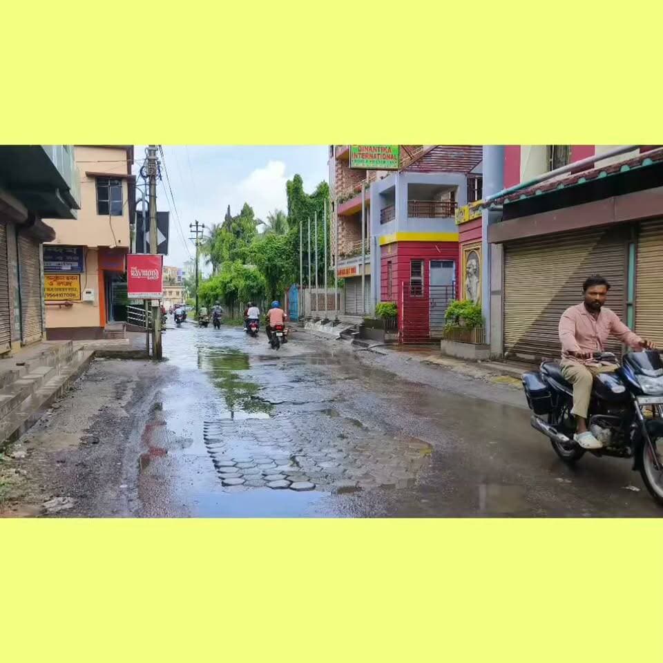 বোলপুর শহরে লালপুর সন্নিকট অর্থাৎ নানুর কিন্নাহার যাবার যে রাস্তা রয়েছে সেখানে একটু বৃষ্টি হলে জল জমে যায় এই অবস্থায় ঝুঁকি নিয়ে যাতায়াত করছে সাধারণ মানুষ।
#বোলপুর