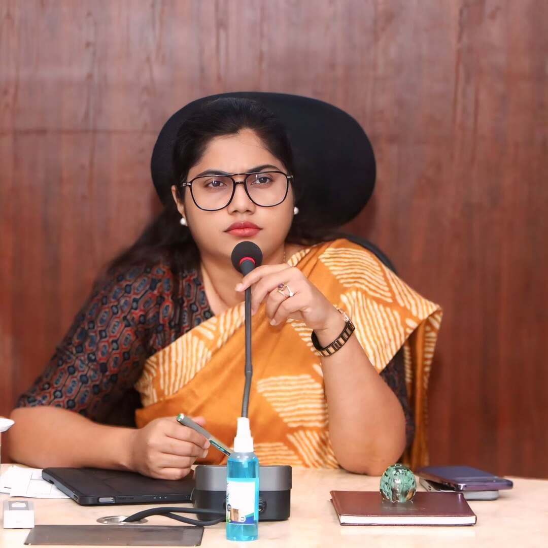 महज औपचारिकता नहीं, आवेदक की संतुष्टि बने समाधान की कसौटी
कलेक्टर श्रीमती रेना जमील ने समय-सीमा बैठक में विभागवार समीक्षा करते हुए कहा कि सीएम हेल्पलाइन के प्रकरणों का निराकरण महज औपचारिकता नहीं, बल्कि आवेदक की वास्तविक संतुष्टि के अनुरूप हो।
स्वास्थ्य विभाग को टीबी मुक्त सूरजपुर, वेक्टर जनित रोगों की रोकथाम और स्वास्थ्य सेवाओं की निगरानी, पीएम आवास के कार्यों में तेजी तथा कृषि विभाग को ड्रिप-स्प्रिंकलर आधारित सिंचाई के विस्तार के निर्देश दिए।
#Surajpur #CMHelpline #CollectorSurajpur #GoodGovernance #Health
@chhattisgarhcmo @dpr.chhattisgarh @rena_jamil_ias