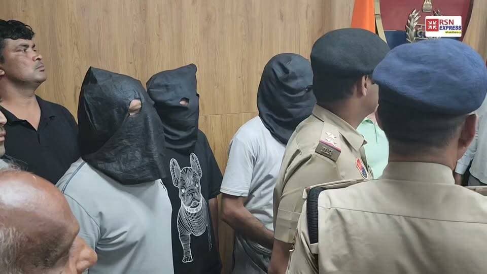 जीवन हत्याकांड में हिसार पुलिस की बड़ी कार्रवाई, मुख्य आरोपी रमेश समेत अन्य आरोपियों को किया काबू।
मामले का खुलासा करने के लिए एसपी हिसार ने प्रेस कॉन्फ्रेंस कर दी अहम जानकारी।