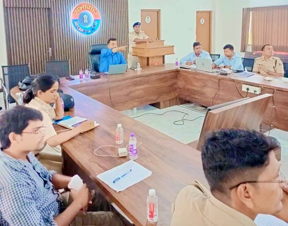 किशनगंज जिला मुख्यालय में आज दिनांक-24.08.2026 को पुलिस कप्तान संतोष कुमार के निर्देशानुसार जिला के सभी थानों के पुलिस पदाधिकारियों एवं कर्मियों को CCTNS, ई-साक्ष्य, ई- सम्मन एवं ई-वारंट पोर्टल के प्रभावी उपयोग हेतु प्रशिक्षण दिया जा रहा है। प्रशिक्षण का मुख्य उद्देश्य पुलिस कार्यों को अधिक तकनीकी, पारदर्शी एवं सुगम बनाना तथा ऑनलाइन पोर्टल के माध्यम से कार्यों का त्वरित निष्पादन सुनिश्चित करना है। #viralreels #viralpost #viralreelschallenge #viralchallenge #videogames #vacaciones #venezuela #2026Goals #newyork