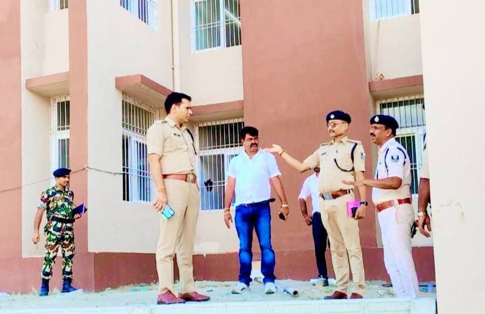 किशनगंज जिला अन्तर्गत आज दिनांक- 24.08.2026 को पुलिस कप्तान संतोष कुमार द्वारा मस्तान चौक के समीप नवनिर्मित न्यू पुलिस लाइन का निरीक्षण किया गया। इस दौरान पुलिस कप्तान ने पुलिस लाइन परिसर की आधारभूत संरचनाओं, आवासीय एवं अन्य आवश्यक सुविधाओं तथा समग्र व्यवस्थाओं का बारीकी से जायजा लिया।
निरीक्षण के क्रम में संबंधित पदाधिकारियों को निर्माण के बारे मे महत्वपूर्ण बिंदुओं पर आवश्यक दिशा-निर्देश दिए गए। #viralpost #viralreelschallenge #viralchallenge #videogames #viralreels #vacaciones #venezuela #2026Goals #newyork
District Kishanganj
Kishanganj Police
Bihar Police
