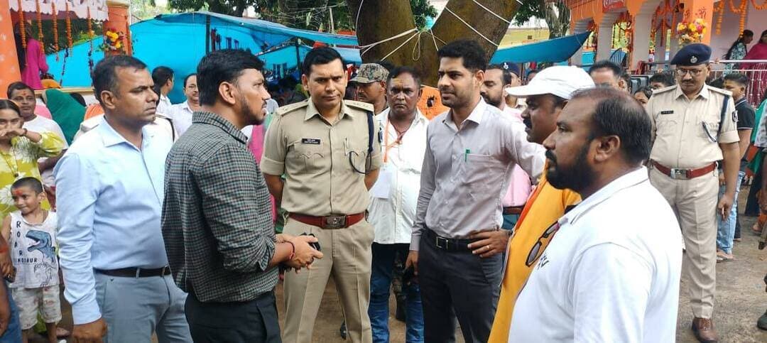 किशनगंज में सावन माह की अंतिम सोमवारी को लेकर डीएम एवं एसपी ने भूतनाथ मंदिर का किया स्थलीय निरीक्षण
किशनगंज आज दिनांक 24 अगस्त 2026 जिला अन्तर्गत सावन माह की अंतिम सोमवारी के अवसर पर श्रद्धालुओं की सुरक्षा, सुगम आवागमन, भीड़ प्रबंधन एवं विधि-व्यवस्था को सुदृढ़ बनाए रखने के उद्देश्य से जिला पदाधिकारी नवीन कुमार एवं पुलिस कप्तान संतोष कुमार द्वारा भ्रमण कार्यक्रम के दौरान भूतनाथ मंदिर, गौशाला, किशनगंज का स्थलीय निरीक्षण किया गया।
निरीक्षण के दौरान जिला पदाधिकारी एवं पुलिस कप्तान ने मंदिर परिसर एवं आसपास के क्षेत्रों में श्रद्धालुओं की संभावित भीड़ को देखते हुए सुरक्षा व्यवस्था, प्रवेश एवं निकास मार्ग, भीड़ नियंत्रण तथा यातायात व्यवस्था का जायजा लिया।
जिला पदाधिकारी ने संबंधित पदाधिकारियों को निर्देशित किया कि श्रद्धालुओं को किसी प्रकार की असुविधा न हो, इसके लिए सभी आवश्यक व्यवस्थाएं पूर्व से सुनिश्चित की जाएं।
श्रद्धालुओं के लिए सुगम यातायात व्यवस्था तथा संवेदनशील स्थलों पर विशेष निगरानी रखने के निर्देश दिए गए।
भीड़ तंत्र को नियंत्रित करने के लिए पर्याप्त संख्या में पुलिस बल एवं दंडाधिकारी की प्रतिनियुक्ति सुनिश्चित की गई है ।
पुलिस कप्तान ने सुरक्षा व्यवस्था की समीक्षा करते हुए प्रतिनियुक्त पुलिस पदाधिकारियों एवं जवानों को सतर्कता के साथ अपने कर्तव्यों का निर्वहन करने तथा भीड़ प्रबंधन पर विशेष ध्यान देने का निर्देश दिया।
जिला प्रशासन द्वारा श्रद्धालुओं से अपील की गई कि वे प्रशासन द्वारा निर्धारित मार्ग एवं व्यवस्था का पालन करें तथा शांतिपूर्ण एवं सुरक्षित वातावरण में पूजा-अर्चना करें।
#viralpost #viralreelschallenge #viralchallenge #vacaciones #videogames #venezuela #viralreels #2026Goals #newyork
