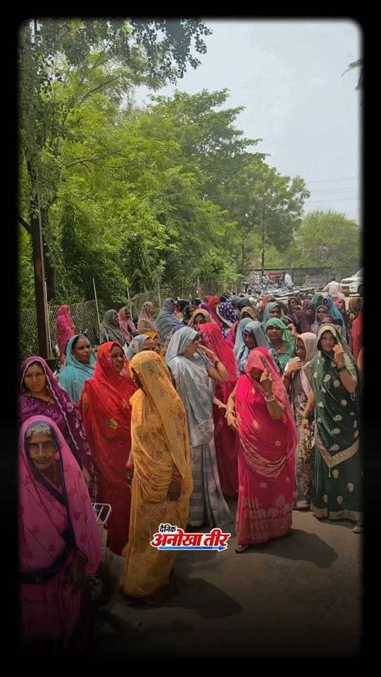 गांव के बीच लग रहे मोबाइल टावर का ग्रामीणों ने किया विरोध। ग्रामीणों ने रेडिएशन का खतरा बताते हुए कलेक्टर के नाम ज्ञापन सौंपा और टावर को आबादी से 500 मीटर दूर लगाने की मांग की। अब देखना होगा कि प्रशासन क्या फैसला करता है। 📡
#HardaNews #Khirkia #MobileTower #MadhyaPradesh #LocalNews