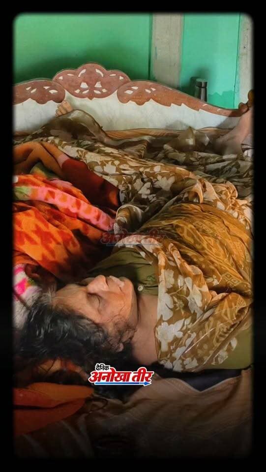 टिमरनी में बुजुर्ग महिला की हत्या और लूट से सनसनी! 😱
57 वर्षीय पुष्पाबाई गौर अपने घर में मृत मिलीं। गले में बिजली का तार बंधा मिला, जबकि घर की गोदरेज और अटैची भी खुली मिली। पुलिस हत्या और लूट के एंगल से जांच कर रही है। 🔍
#Timarni #HardaNews #CrimeNews #MPNews #AnokhaHarda