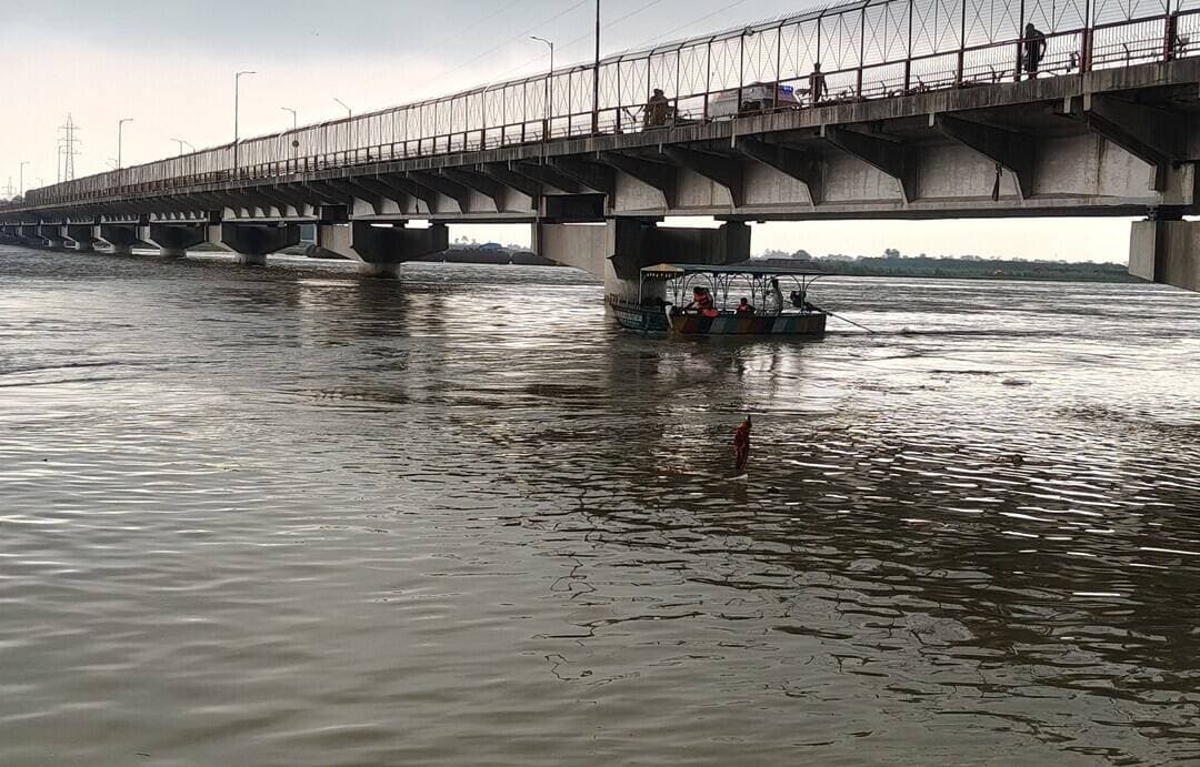 फर्रुखाबाद में गंगा और रामगंगा उफनाई, बाढ़ का प्रकोप जारी
फर्रुखाबाद में इन दोनों गंगा और रामगंगा दोनों नदियों की बाढ़ का कहर देखने को मिल रहा है। गंगा नदी का जलस्तर सोमवार को 137.05 मीटर रिकॉर्ड किया गया जो कि खतरे के निशान से मात्र 5 सेंटीमीटर दूर है और नरौरा बांध से गंगा नदी में 24 अगस्त को 122848 क्यूसेक पानी छोड़ा गया है गंगा नदी लगभग आधा सैकड़ा से अधिक गांव में बाढ़ का कर बरपा पा रही हैं। वही रामगंगा नदी का जलस्तर भी बड़ा है अब वह चेतावनी बिंदु से मात्र 50 सेंटीमीटर दूर रह गई हैं ऐसे में अमृतपुर तहसील क्षेत्र के कई गांव में बाढ़ का पानी खेतों में आना शुरू हो गया है।