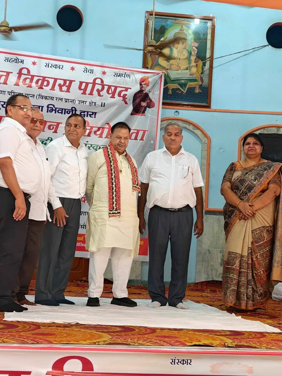 बच्चों में सांस्कृतिक चेतना जगाने पर बल
भारत विकास परिषद द्वारा भव्य समूहगान प्रतियोगिता आयोजित : वैश्य स्कूल ने मारी बाज़ी
युवा पीढ़ी में संस्कार, देशभक्ति और अपनी समृद्ध संस्कृति के प्रति गौरव की भावना जगाना जरूरी : मीनाक्षी शर्मा
भिवानी, 24 अगस्त : भारत विकास परिषद शाखा भिवानी के तत्वावधान में समूहगान प्रतियोगिता का सफल आयोजन किया गया। इस प्रतियोगिता का मुख्य उद्देश्य स्कूली बच्चों में देशभक्ति, सांस्कृतिक मूल्यों और कलात्मक प्रतिभा को प्रोत्साहित करना रहा। कार्यक्रम का शुभारंभ मां भारती एवं स्वामी विवेकानंद के चित्र के समक्ष दीप प्रज्वलित कर और ओजस्वी वंदे मातरम् गान के साथ हुआ। इसके पश्चात उपस्थित अतिथियों का पारंपरिक रूप से माला, अंगवस्त्र एवं स्मृतिचिह्न भेंट कर आत्मीय स्वागत किया गया। प्रतियोगिता के दौरान शहर के चार प्रतिष्ठित विद्यालयों की टीमों ने हिंदी एवं संस्कृत भाषा में देशभक्ति से ओत-प्रोत समूहगान प्रस्तुत कर दर्शकों व निर्णायकों को मंत्रमुग्ध कर दिया। प्रतियोगिता में हिंदी वर्ग में 4 तथा संस्कृत वर्ग में 3 टीमों ने भाग लिया। कड़े मुकाबले के बाद निर्णायकों सीमा परमार एवं रवींद्र नागर ने परिणाम घोषित किए। इस दौरान प्रथम स्थान पर वैश्य स्कूल, द्वितीय स्थान पर शिशु भारती स्कूल, तृतीय स्थान पर लिटिल हर्ट स्कूल रहा। वही एस डी गर्ल्स स्कूल को सांत्वना पुरस्कार मिला। कार्यक्रम में विधायक घनश्याम दास सर्राफ मुख्य अतिथि के रूप में उपस्थित रहे, जबकि अध्यक्षता संजय गुप्ता ने की। प्रांतीय पर्यवेक्षक के रूप में रामावतार तथा कार्यक्रम संयोजक के रूप में अधिवक्ता राकेश कटारिया उपस्थित रहे। मंच का सफल एवं सुचारू संचालन नवीन शर्मा द्वारा किया गया। कार्यक्रम के समापन पर परिषद की शाखा सचिव मीनाक्षी शर्मा ने सभी का आभार व्यक्त करते हुए कहा कि भारत विकास परिषद हमेशा से युवा पीढ़ी में संस्कार, देशभक्ति और अपनी समृद्ध संस्कृति के प्रति गौरव की भावना जगाने के लिए प्रतिबद्ध रही है। आज के समूहगान कार्यक्रम में बच्चों की अद्भुत प्रस्तुतियों ने यह साबित कर दिया कि हमारी नई पीढ़ी में कला और राष्ट्रप्रेम का बेहतरीन संगम है। वे कार्यक्रम में पधारे सभी मुख्य अतिथियों, परिषद परिवार के सदस्यों, निर्णायक मंडल, विभिन्न स्कूलों से आए बच्चों और उनके मार्गदर्शक शिक्षकों का हृदय से आभार व्यक्त करती है। इस मौके पर विधायक घनश्याम दास सर्राफ ने अपने संबोधन में परिषद के इस प्रयास की भूरि-भूरि प्रशंसा की। प्रांतीय उपाध्यक्ष अशोक शर्मा ने उपस्थित विद्यालयों से आह्वान किया कि वे विद्यार्थियों को ऐसे सांस्कृतिक आयोजनों में बढ़-चढक़र भाग लेने के लिए निरंतर प्रेरित करें। शाखा अध्यक्ष सज्जन अग्रवाल ने सभी अतिथियों का धन्यवाद ज्ञापन किया। कार्यक्रम का समापन गरिमामय वातावरण में राष्ट्रगान के साथ हुआ, जिसके उपरांत सभी उपस्थितजनों ने भोजन प्रसाद ग्रहण किया।