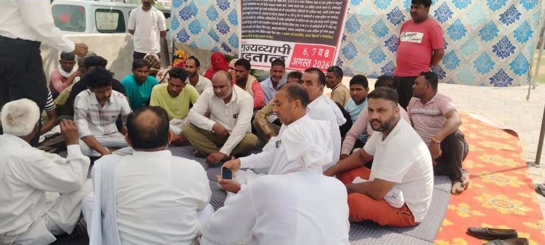भाजपा की कथनी व करनी में दिनरात का अंतर:फौजी
भिवानी।
पूर्व सीपीएस रामकिशन फौजी ने सोमवार को बवानीखेड़ा पहुंचकर नपा के सफाई कर्मचारियों के आंदोलन का समर्थन किया और कहा कि विगत में भाजपा की सरकार ने सफाई कर्मचारियों की लंबित मांग पूरी करने का वायदा किया था,लेकिन अभी तक उनकी मांगों को पूरा नहीं किया गया है। जिसके चलते नपा के सफाई कर्मचारियों को फिर से आंदोलन चलाना पड़ रहा है। जान बूझकर भाजपा सरकार सफाई कर्मचारियों की मांगों को पूरा नहीं कर ही है। अब इससे यह साबित हो गया है कि भाजपा की कथनी व करनी में दिन रात का अंतर है। वे आज बवानीखेड़ा में आंदोलनरत सफाई कर्मचारियों को संबोधित कर रहे थे। उन्होंने कहा कि भाजपा को गरीब व कच्चे कर्मचारियों के हितों से कोई लेना व देना नहीं है। भाजपा की जनविरोधी नीतियों की वजह से कभी छात्रों को तो कभी किसानों को सड़कों पर आना पड़ रहा है। कर्मचारी भी अपनी मांगों को लेकर आंदोलनरत है। उसके बावजूद भाजपा सरकार अपनी पीठ थपथपाने से नहीं थक रही। दूसरी तरह आज हर वर्ग जागरूक है। वह सरकार की असलियत जान चुका है। अब वह सरकार के बहकावे में नहीं आने वाला है। उन्होंने सरकार से अति शीघ्र नप व नपा के सफाई कर्मचारियों की मांगों को पूरा करने की मांग की। साथ ही सभी कच्चे कर्मचारियों को पक्का करने की भी मांग की। इनके अलावा जो कर्मचारी शिविर में काम करते वक्त उसके साथ कोई हादसा हो जाता है तो उस कर्मचारी के आश्रितों को एक करोड़ रुपये की आर्थिक मदद की जाए। ताकि उसके परिजनों अपने परिवार का पालन व पोषण कर सके।
पूर्व सीपीएस ने स्पष्ट शब्दों में कहा कि कांग्रेस पार्टी पूरी मजबूती से सफाई कर्मचारियों के संघर्ष में उनके साथ खड़ी है। उन्होंने कहा कि राज्य में कांग्रेस की सरकार बनते ही सफाई कर्मचारियों को उनका पूरा हक, सम्मान और अधिकार दिलाने के लिए ठोस कदम उठाए जाएंगे। कर्मचारियों के साथ हो रहे किसी भी अन्याय को किसी कीमत पर स्वीकार नहीं किया जाएगा और उनकी सभी लंबित व जायज मांगों को प्राथमिकता के आधार पर पूरा किया जाए।