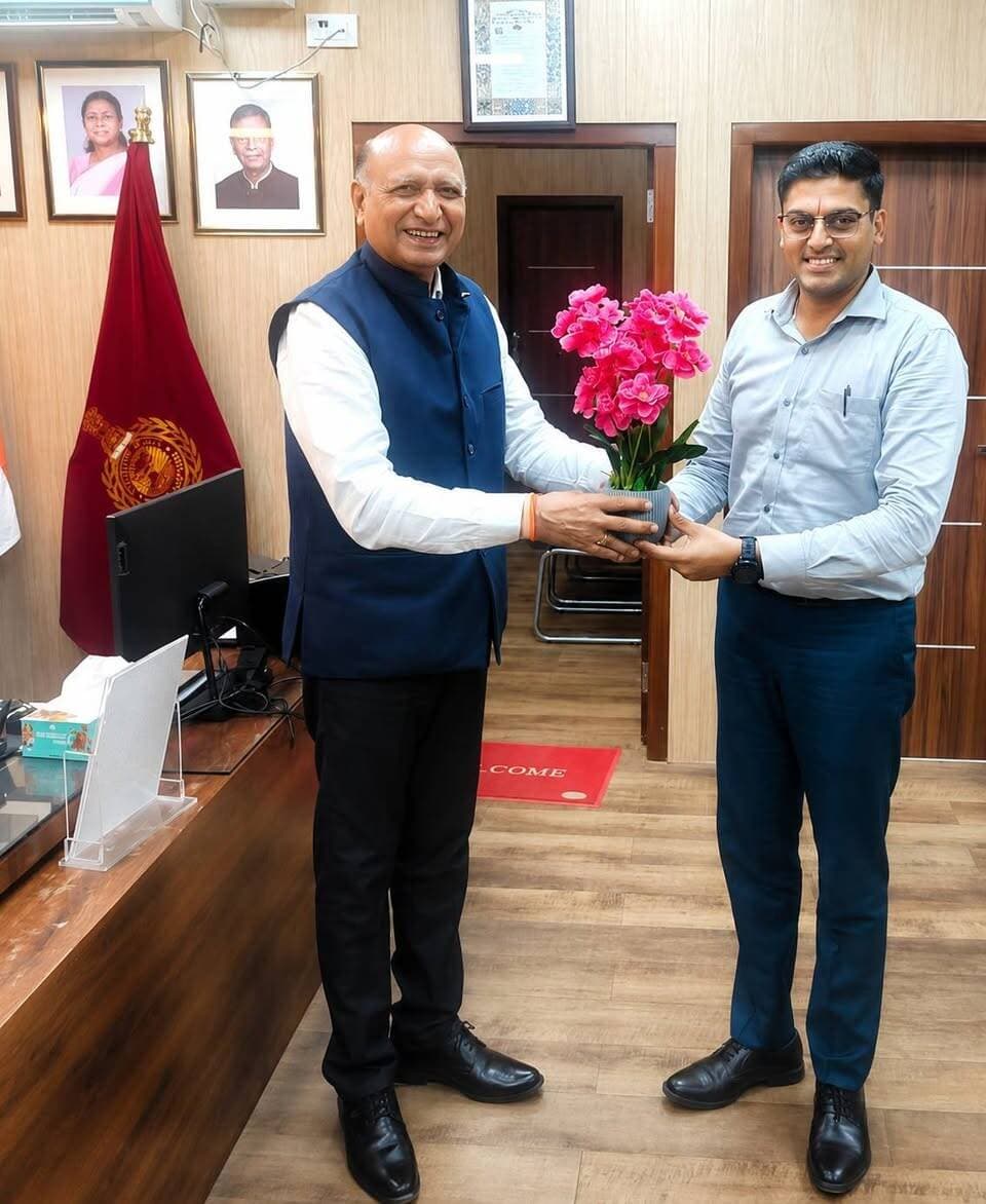 दीपक बाबूलाल करवा ने संभाला बोर्ड सचिव का अतिरिक्त कार्यभार
भिवानी, 24 अगस्त, 2026 : प्रदेश में शिक्षा का स्तर उन्नत करने, बच्चों को आत्मनिर्भर बनाने व आत्मविश्वास से ओत-प्रोत करने के उद्देश्य से नई शिक्षा नीति को लागू करने के लिए सकारात्मक प्रयास किए जाएंगे।
ये उद्गार श्री दीपक बाबूलाल करवा, भा.प्र.से. ने आज यहाँ बोर्ड मुख्यालय पर सचिव पद का अतिरिक्त कार्यभार संभालने के पश्चात् व्यक्त किए। श्री दीपक बाबूलाल करवा ने अपनी प्राथमिकताओं की जानकारी देते हुए बताया कि शिक्षा बोर्ड द्वारा परीक्षाओं की गुणवत्ता व विश्वसनीयता में अभिवृद्धि के लिए बहुत सराहनीय प्रयास किए गए हैं, इन प्रयासों को जारी रखा जाएगा।
उन्होंने कहा कि बोर्ड अधिकारियों व कर्मचारियों के साथ मिलकर उनके सक्रिय सहयोग व भागीदारी के साथ बोर्ड कार्यालय में और बेहतर कार्य परिवेश तैयार करेंगे, जिससे बोर्ड की कार्यप्रणाली में तीव्रता आए व बोर्ड अधिकाधिक छात्र हितैषी बने। उन्होंने कहा कि वे पहले बोर्ड की कार्य प्रणाली को समझेंगे तथा उसके बाद अपना बेस्ट देते हुए सभी स्कीमों को बेहतरी से लागू करने का प्रयास करेंगे।
श्री दीपक बाबूलाल करवा, जिनका जन्म 21 मई 1992 को हुआ था, भारतीय प्रशासनिक सेवा के 2020 बैच के अधिकारी हैं और हरियाणा कैडर में कार्यरत हैं। वर्तमान में वे अतिरिक्त उपायुक्त-सह-जिला नागरिक संसाधन सूचना अधिकारी, भिवानी व चरखी-दादरी में कार्यरत हैं।
श्री दीपक बाबूलाल करवा के सचिव पद पर कार्यभार ग्रहण के समय बोर्ड के अध्यक्ष श्री शंकर लाल धूपड़ ने उनका हार्दिक अभिनन्दन किया गया।