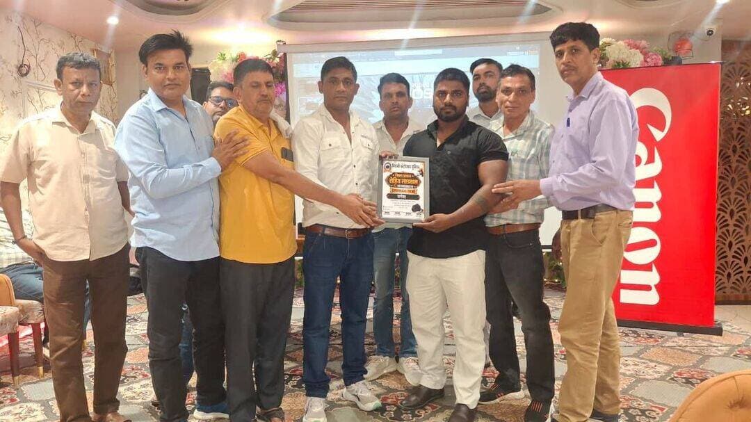 फोटोग्राफी के क्षेत्र में आधुनिक तकनीक को अपनाना समय की मांग : जिला प्रधान रोहित लाडवाल
भिवानी फोटोग्राफर यूनियन द्वारा कार्यशाला आयोजित, वरिष्ठ फोटोग्राफर अशोक शर्मा का किया गया सम्मान
भिवानी, 24 अगस्त : तकनीक के इस आधुनिक दौर में फोटोग्राफी के क्षेत्र में आ रहे नए बदलावों और आधुनिक उपकरणों से रूबरू कराने के उद्देश्य से भिवानी फोटोग्राफर यूनियन द्वारा एक विशेष कार्यशाला का आयोजन किया गया। रोहतक गेट स्थित एक निजी रेस्तरां में आयोजित इस कार्यशाला का नेतृत्व यूनियन के जिला प्रधान रोहित लाडवाल ने किया। कार्यशाला में कैमरा निर्माता कंपनी कैनन के तकनीकी विशेषज्ञों ने शिरकत की और भिवानी जिले भर से पहुंचे फोटोग्राफर्स को अत्याधुनिक कैमरों, नए फीचर्स और आधुनिक फोटोग्राफी तकनीकों के बारे में विस्तार से जानकारी दी। इस दौरान उन्हे फोटोग्राफी, फोटोशूट सहित अन्य तकनीकों बारे जानकारी दी गई। वर्कशॉप के दौरान जिला प्रधान रोहित लाडवाल का फूल-माला पहनाकर स्वागत किया गया। कार्यक्रम में पहुंचे सभी 62 फोटोग्राफर्स को जिला प्रधान रोहित लाडवाल ने स्मृति चिह्न भेंट कर सम्मानित किया। इस दौरान वरिष्ठ फोटोग्राफर्स अशोक शर्मा को का शॉल ओढ़ाकर सम्मानित किया गया। कार्यशाला को संबोधित करते हुए भिवानी फोटोग्राफर यूनियन के जिला प्रधान रोहित लाडवाल ने कहा कि आज का दौर डिजिटल क्रांति और उन्नत तकनीक का है। फोटोग्राफी केवल एक पेशा नहीं, बल्कि एक कला है और इस कला को निखारने के लिए हमें आधुनिक तकनीकों से लगातार अपडेट रहना होगा। नई पीढ़ी के कैमरों और सॉफ्टवेयर की सही समझ हमारे फोटोग्राफर्स के काम को अंतरराष्ट्रीय स्तर की गुणवत्ता प्रदान कर सकती है। भविष्य में भी यूनियन द्वारा इस तरह की वर्कशॉप और ट्रेनिंग प्रोग्राम लगातार आयोजित किए जाते रहेंगे। इस अवसर पर कोषाध्यक्ष बादल फोटो स्टूडियो, सलाहकार नटराज स्टूडियो, साक्षी फ्रेम फोटो स्टूडियो, बीएस ठाकुर, शर्मा जी खरक, नेशनल फोटो स्टूडियो, फ्रेंड्स फोटो स्टूडियो, दहिया फोटो स्टूडियो, अमित कलर लैब, तंवर फोटो स्टूडियो, रोहिल्ला फोटो स्टूडियो, कुंवर विजन फोटो स्टूडियो, नंद फोटो स्टूडियो, मलिक फोटो स्टूडियो भी मौजूद रहे।