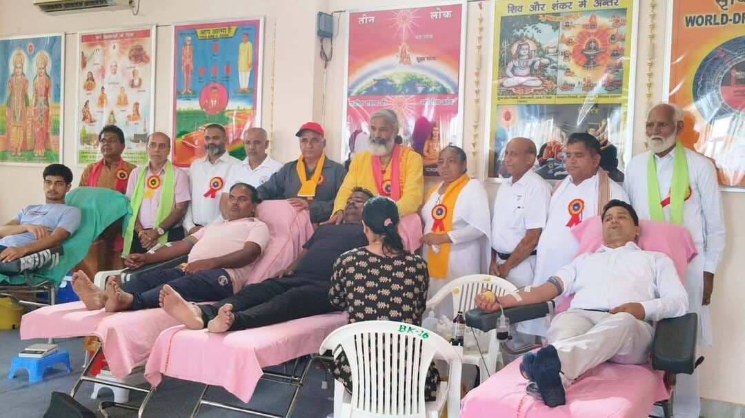 दादी प्रकाशमणि की 19वीं पुण्य स्मृति पर रक्तदान शिविर : 70 यूनिट हुआ रक्तदान
जरूरतमंदों का जीवन बचाने के साथ स्वयं के स्वास्थ्य के लिए भी लाभकारी है रक्तदान : बीके रजनी
भिवानी, 24 अगस्त : स्थानीय रूद्रा कॉलोनी स्थित प्रजापिता ब्रह्माकुमारी ईश्वरीय विश्वविद्यालय के दिव्य भवन में ब्रह्माकुमारीज की पूर्व मुख्य प्रशासिका राजयोगिनी दादी प्रकाशमणि की 19वीं पुण्य स्मृति दिवस के उपलक्ष्य में रक्तदान शिविर का आयोजन किया गया। एम्स बाड़सा से आई विशेषज्ञ मेडिकल टीम के सहयोग से आयोजित इस शिविर में समाज के विभिन्न वर्गों ने बढ़-चढक़र हिस्सा लिया। शिविर में 70 यूनिट रक्त एकत्रित किया गया। इस आयोजन को सफल बनाने में शतकवीर रक्तदाता राजेश डुडेजा का विशेष सहयोग रहा। कार्यक्रम का शुभारंभ मुख्य अतिथियों द्वारा दीप प्रज्वलन कर किया गया। इस दौरान रक्तदान करने वाले सभी रक्तदाताओं को प्रमाण पत्र देकर सम्मानित किया गया। इस मौके पर शाखा संचालिका बीके रजनी दीदी ने दादी प्रकाशमणि के जीवन और शिक्षाओं पर प्रकाश डालते हुए कहा कि दादी अत्यंत निमित्त, निर्माण और निर्मल व्यक्तित्व की धनी थीं। उनके हृदय में समाज की प्रत्येक आत्मा के प्रति अथाह प्रेम, दया, रहम और करुणा की भावना थी। उनकी इसी पावन स्मृति को जीवंत रखने के लिए हर वर्ष विश्वविद्यालय द्वारा समाज कल्याण के कार्य किए जाते हैं। इसी अंतरराष्ट्रीय श्रृंखला के तहत यह रक्तदान शिविर आयोजित हुआ है। रक्तदान वह महादान है, जो जरूरतमंदों को जीवनदान देकर दुआओं का खाता तो जमा करता ही है, साथ ही स्वयं रक्तदाता के स्वास्थ्य के लिए भी बेहद लाभकारी है। इस मौके पर बालयोगी महंत चरणदास महाराज ने कहा कि ब्रह्माकुमारी संस्था द्वारा उठाया गया यह कदम समाज कल्याण का एक अत्यंत महत्वपूर्ण कार्य है, जिससे संकट के समय कई जरूरतमंदों की जान बच सकेगी। शतकवीर रक्तदाता राजेश डुडेजा ने कहा कि आज कई बार समय पर रक्त न मिलने के कारण गंभीर मरीजों की जान चली जाती है। ऐसे में रक्तदान सीधे तौर पर किसी को नया जीवन देने का काम करता है। इस अवसर पर हरियाणा अनुसूचित जाति आयोग के चेयरमैन विजेंद्र बडग़ुजर, ज्योतिबा फुले ट्रस्ट के संस्थापक रमेश सैनी, प्रोपराइटर ऑफ नूर ज्वैलर्स रिंकू, सुशील कुमार गुप्ता, संस्कार भारती से चित्रकार शिवकुमार, पर्यावरण प्रहरी विजय सिंहमार, पार्षद विनोद चावला, पार्षद शालू अरोड़ा, मीडिया प्रभारी सुभाष गोयल, आत्मप्रकाश डुडेजा, नरेश आहुजा और विनोद छाबड़ा मुख्य रूप से उपस्थित रहे। शिविर के सफल आयोजन में प्रमोद कुमार, एस. के. सिंह सहित बीके रितिका, बीके रूहानी, बीके सचिन, बीके सज्जन, बीके रोनित और बड़ी संख्या में बीके भाई-बहनों ने अपनी समर्पित सेवाएं दीं।